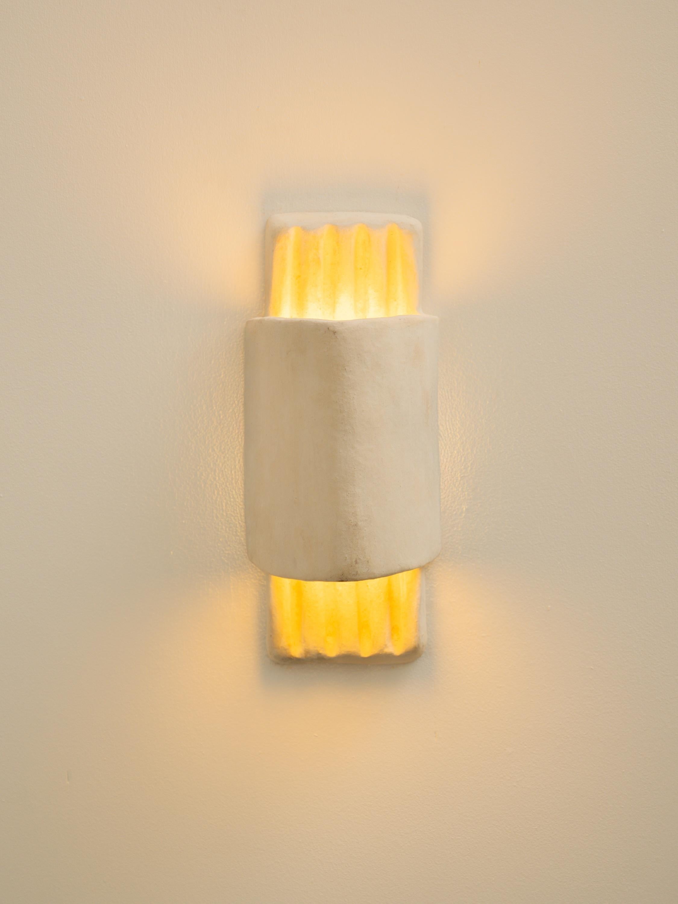 Applique contemporaine blanche en céramique fabriquée à la main à partir d'argile locale. en vente 9