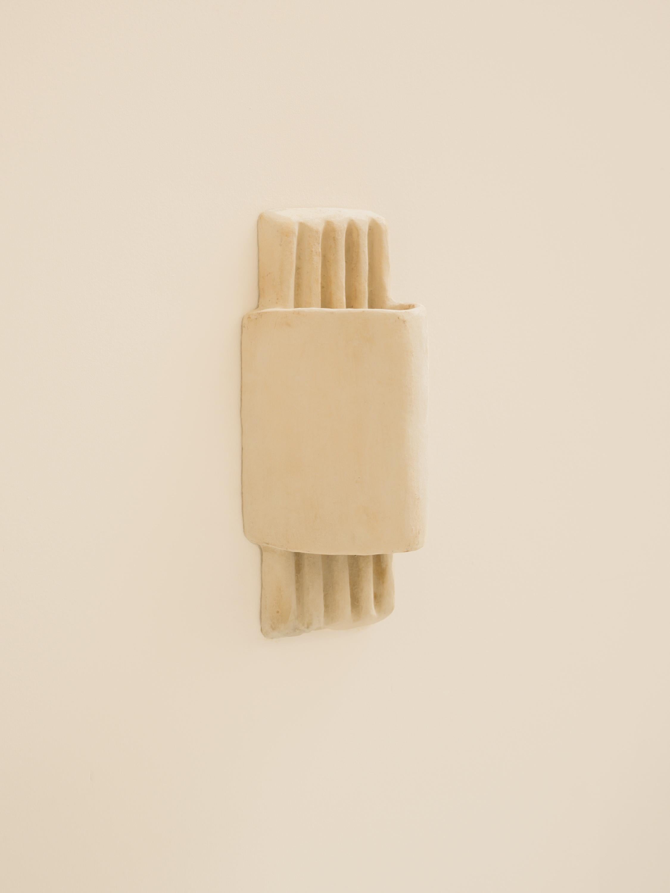 Marocain Applique contemporaine blanche en céramique fabriquée à la main à partir d'argile locale. en vente