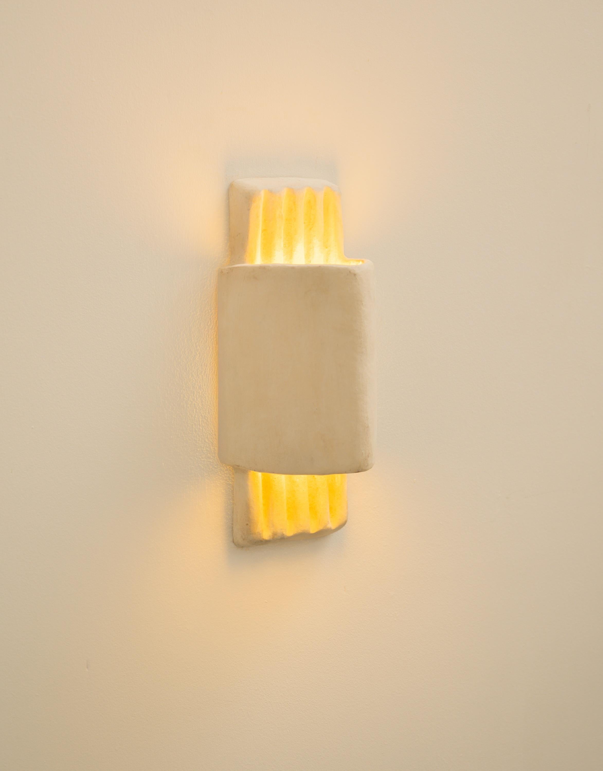 Cuit Applique contemporaine blanche en céramique fabriquée à la main à partir d'argile locale. en vente