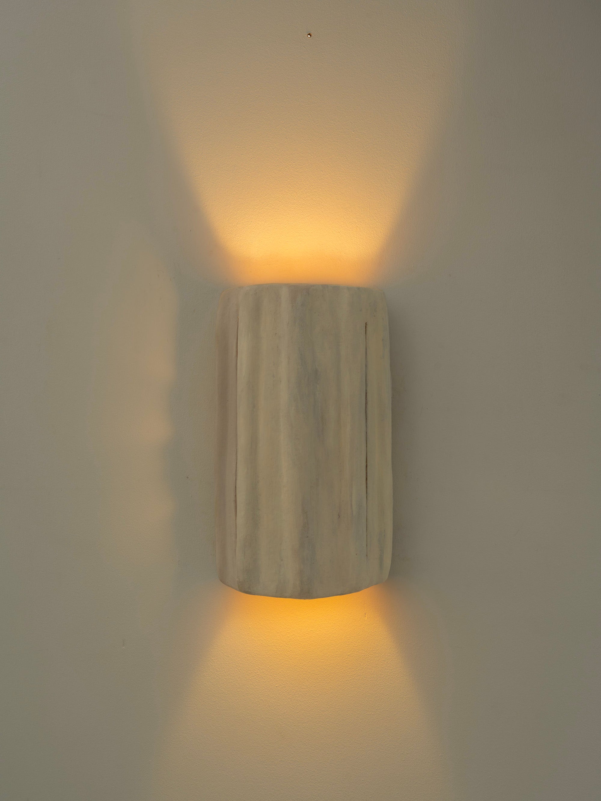 Applique contemporaine blanche en céramique fabriquée à la main à partir d
argile locale