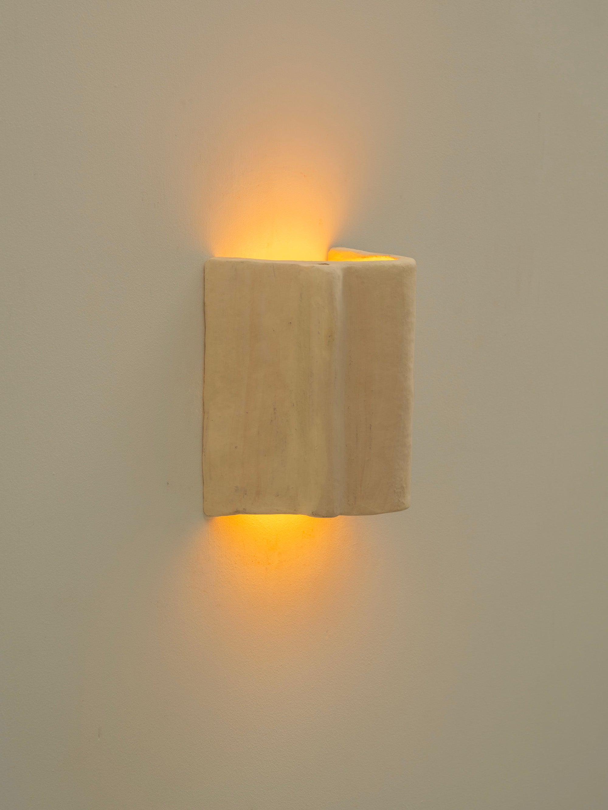 Applique contemporaine blanche en céramique fabriquée à la main à partir d
argile locale