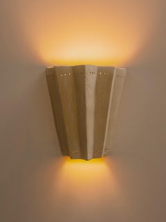 Zeitgenössische organische moderne marokkanische handgemachte weiße Keramik-Wandlampe