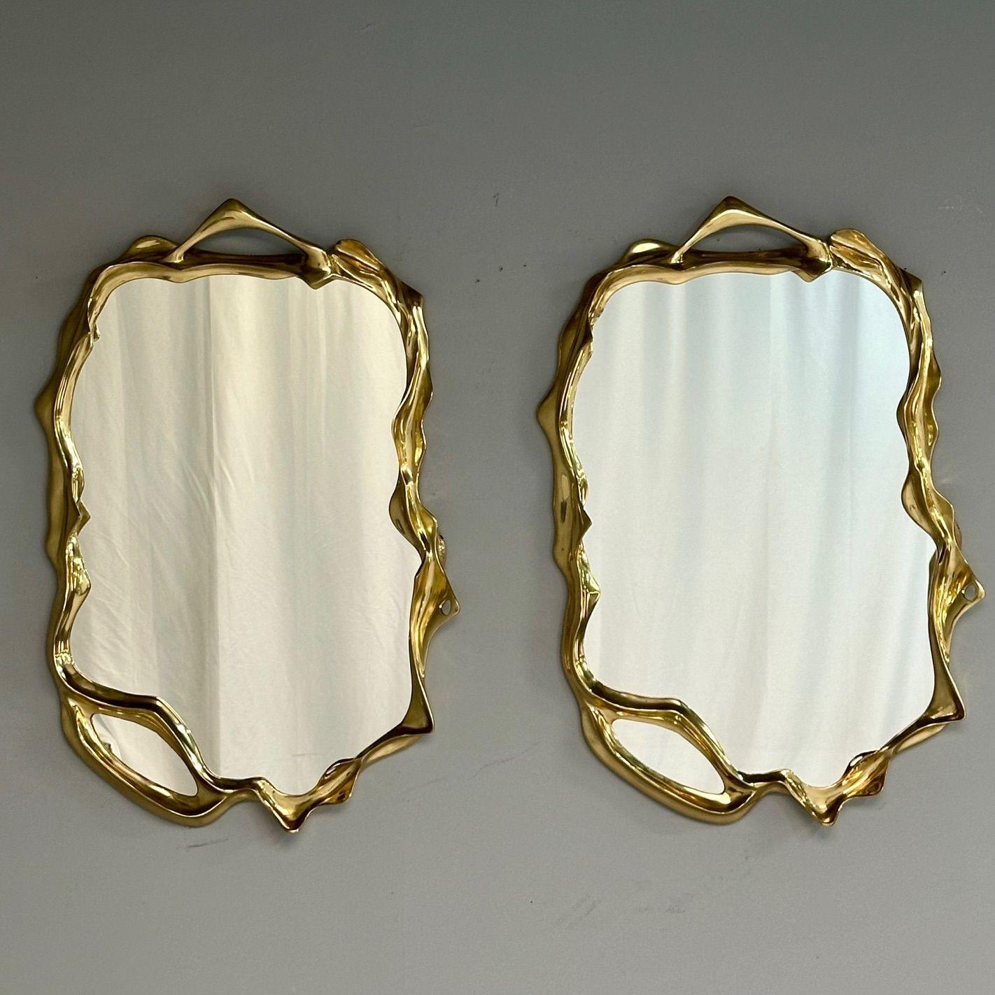Miroirs contemporains, surréalistes, organiques et modernes, miroirs muraux, de console ou d'embarcadère en bronze

Paire de miroirs muraux contemporains en bronze inspirés par le mouvement artistique du surréalisme qui a vu le jour dans la première