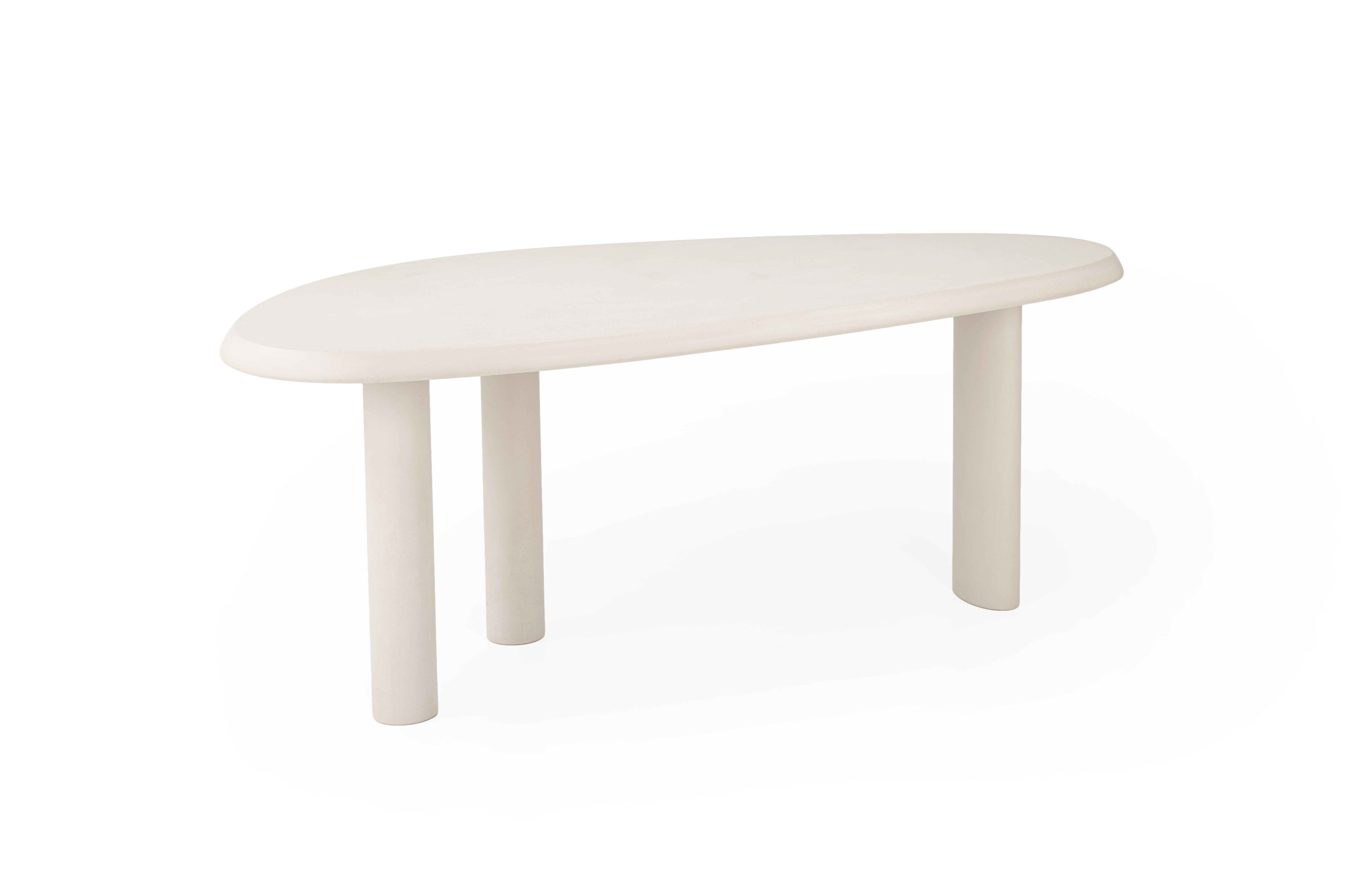 Scrivania dal design belga contemporaneo, realizzata a mano in gesso naturale con un carattere strutturato e terroso.

Uso interno (prezzo esterno +10%)

Questa scrivania è realizzata a mano con più strati di Mortex® su una base di legno. Il Mortex