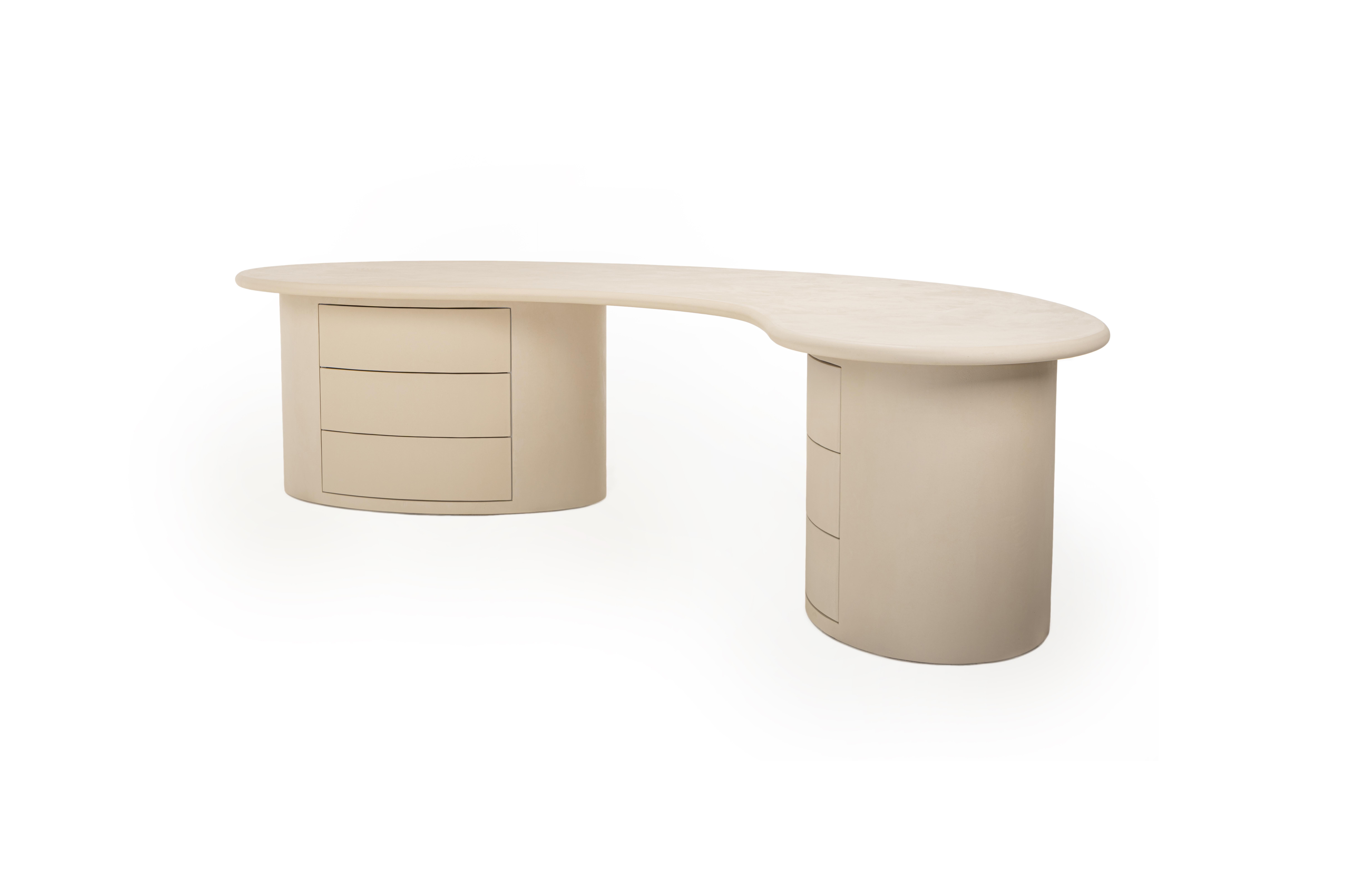 Design/One contemporain belge, bureau en plâtre naturel fait à la main avec un caractère texturé et terreux. Il ne se tache pas et est très facile à entretenir. Contrairement à la pierre naturelle, la surface du plâtre a une température perçue très