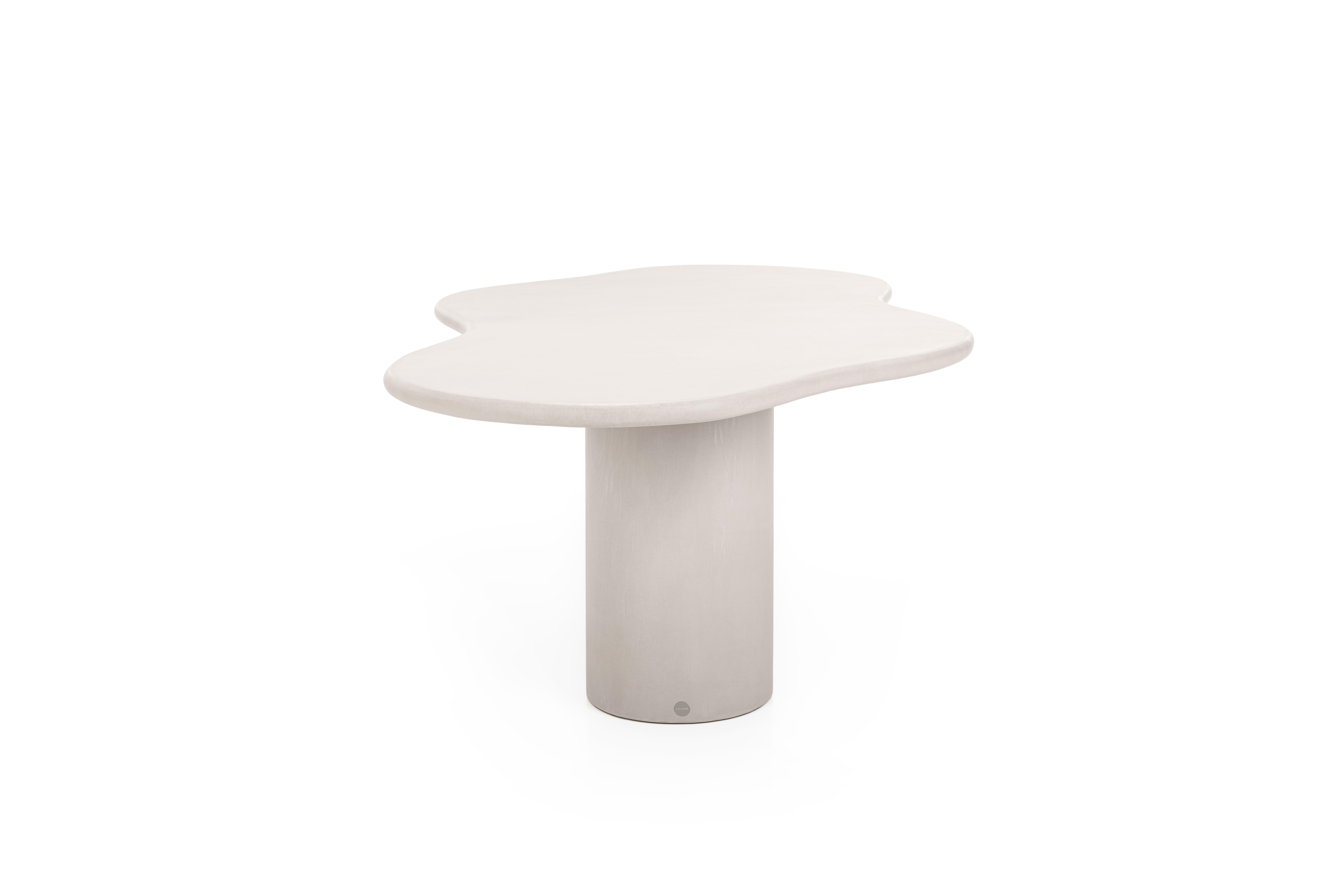 Tavolo dal design belga contemporaneo, realizzato a mano in gesso naturale con un carattere strutturato e terroso.

Uso interno (prezzo esterno +10%)

Aggettivo latino 