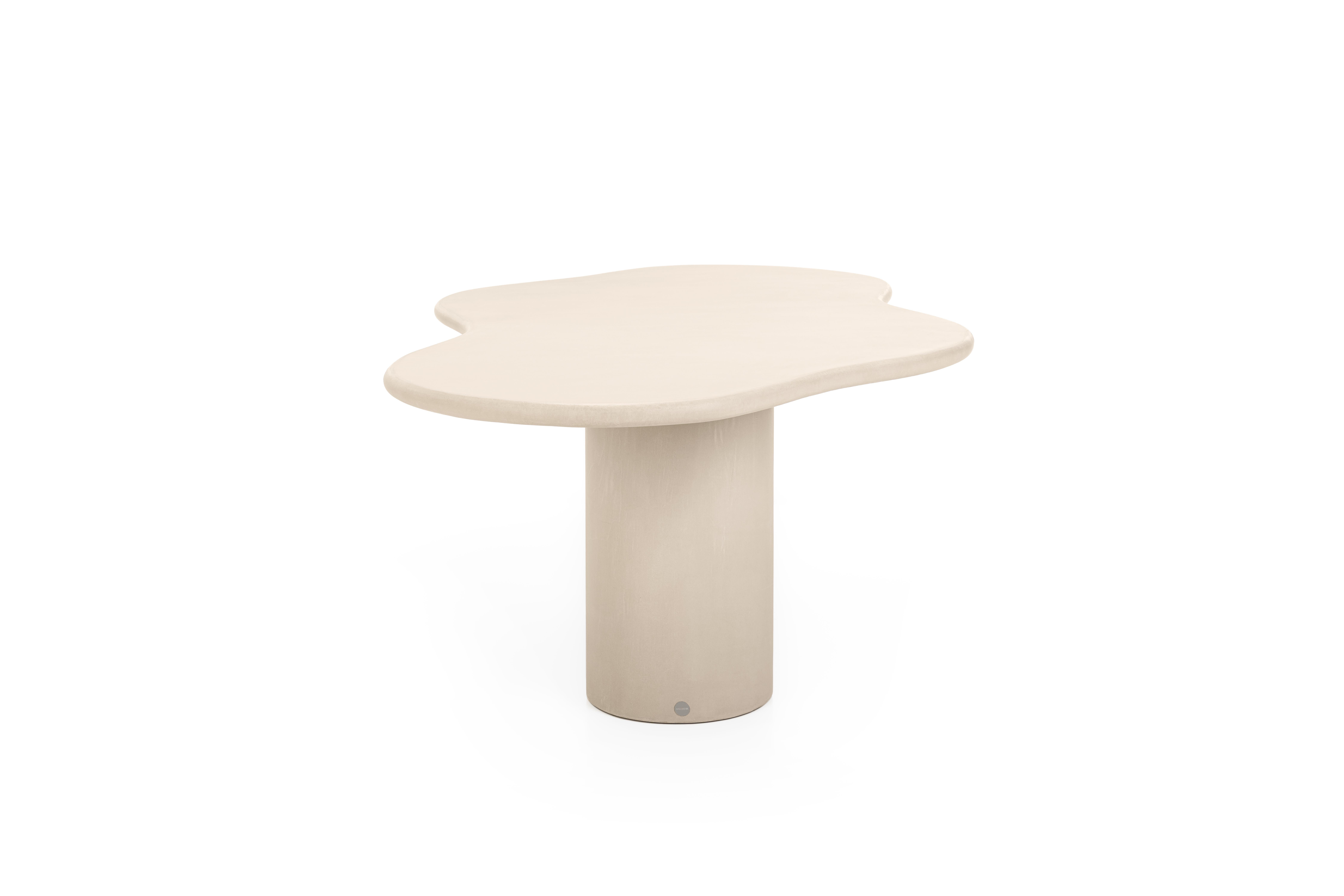 Design/One contemporain, table en plâtre naturel fabriquée à la main avec un caractère texturé et terreux.

Utilisation en intérieur (prix extérieur +10%)

Adjectif latin 