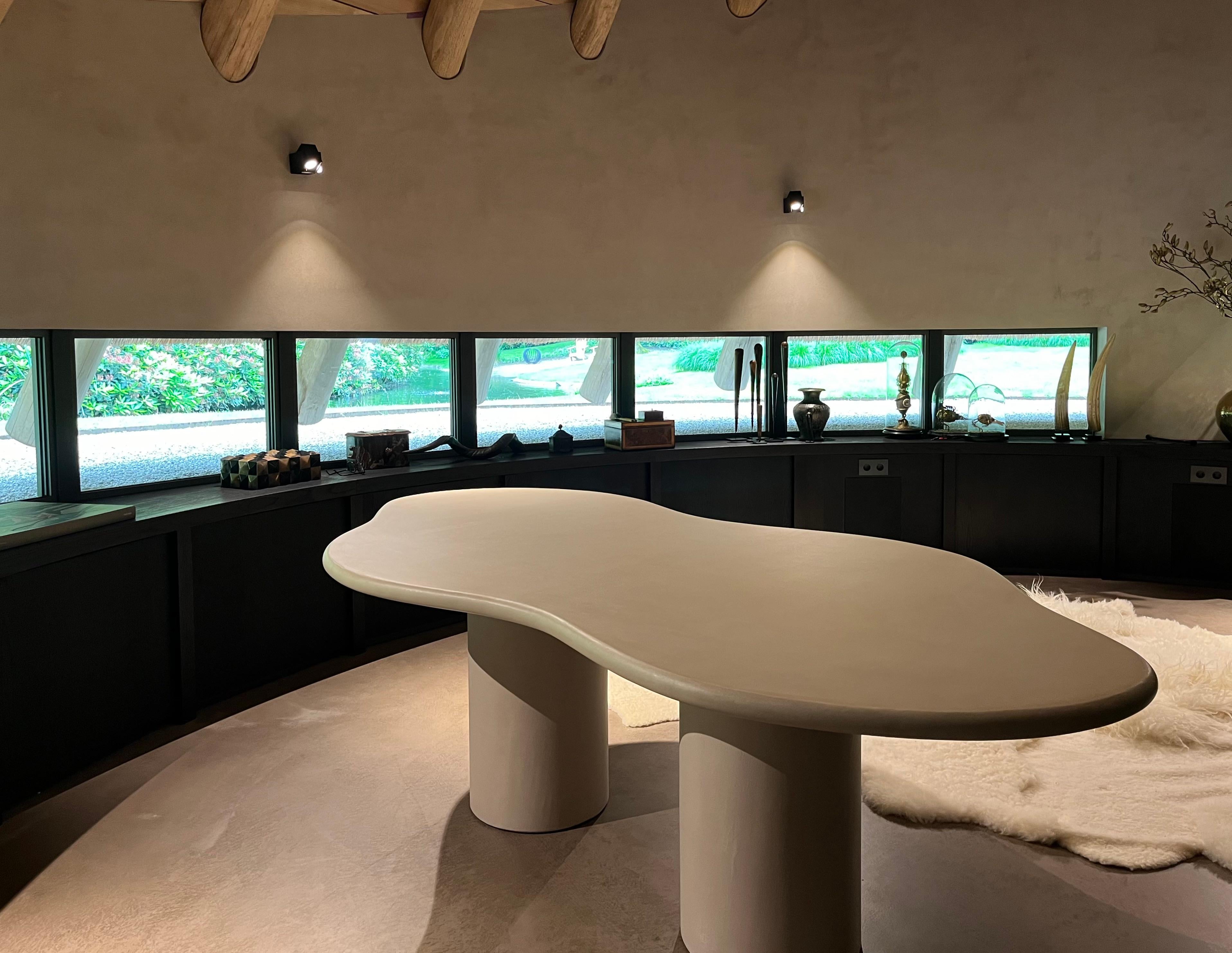 Mesa contemporánea orgánica de escayola natural 