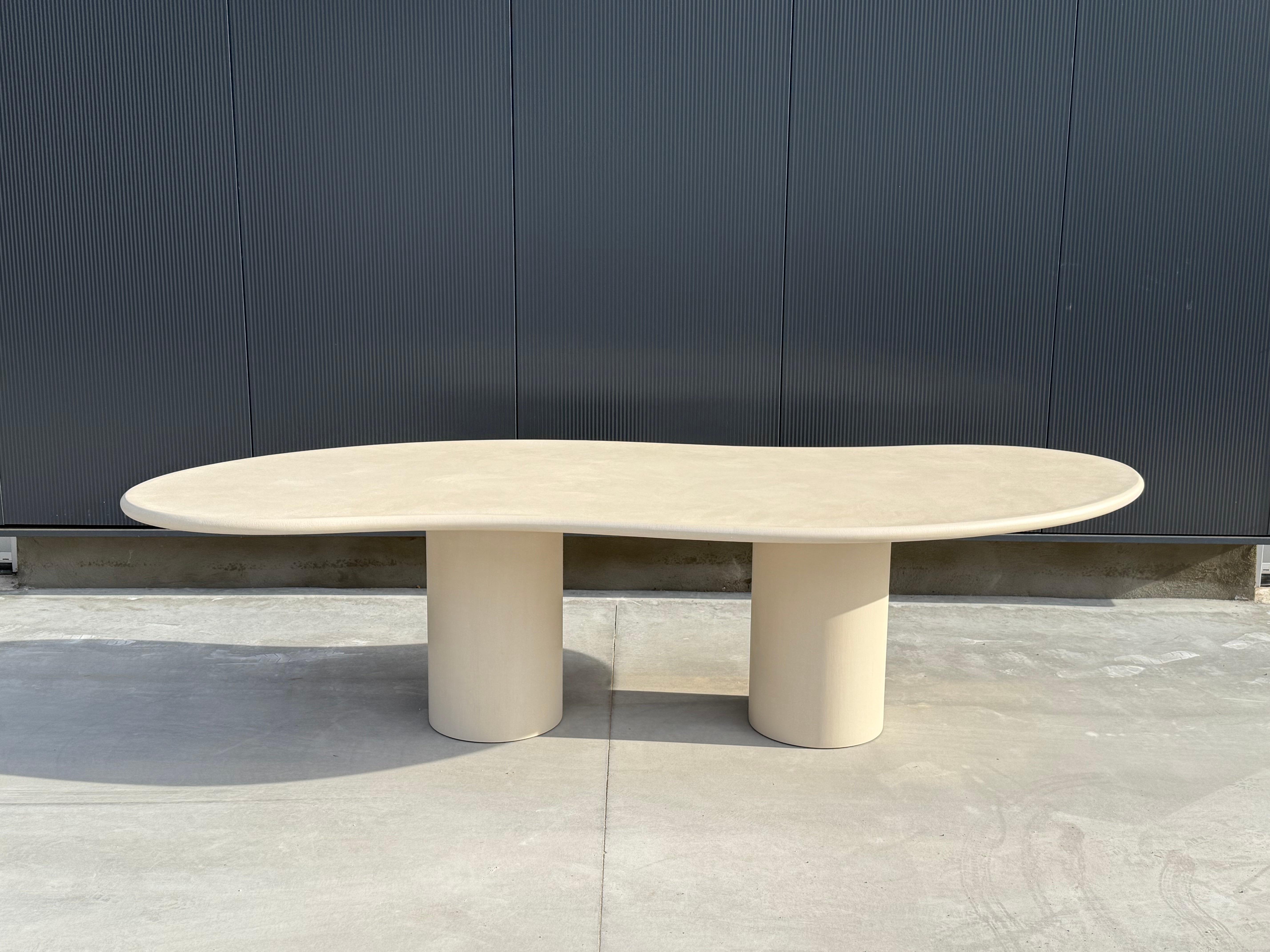 Mesa contemporánea orgánica de yeso natural 