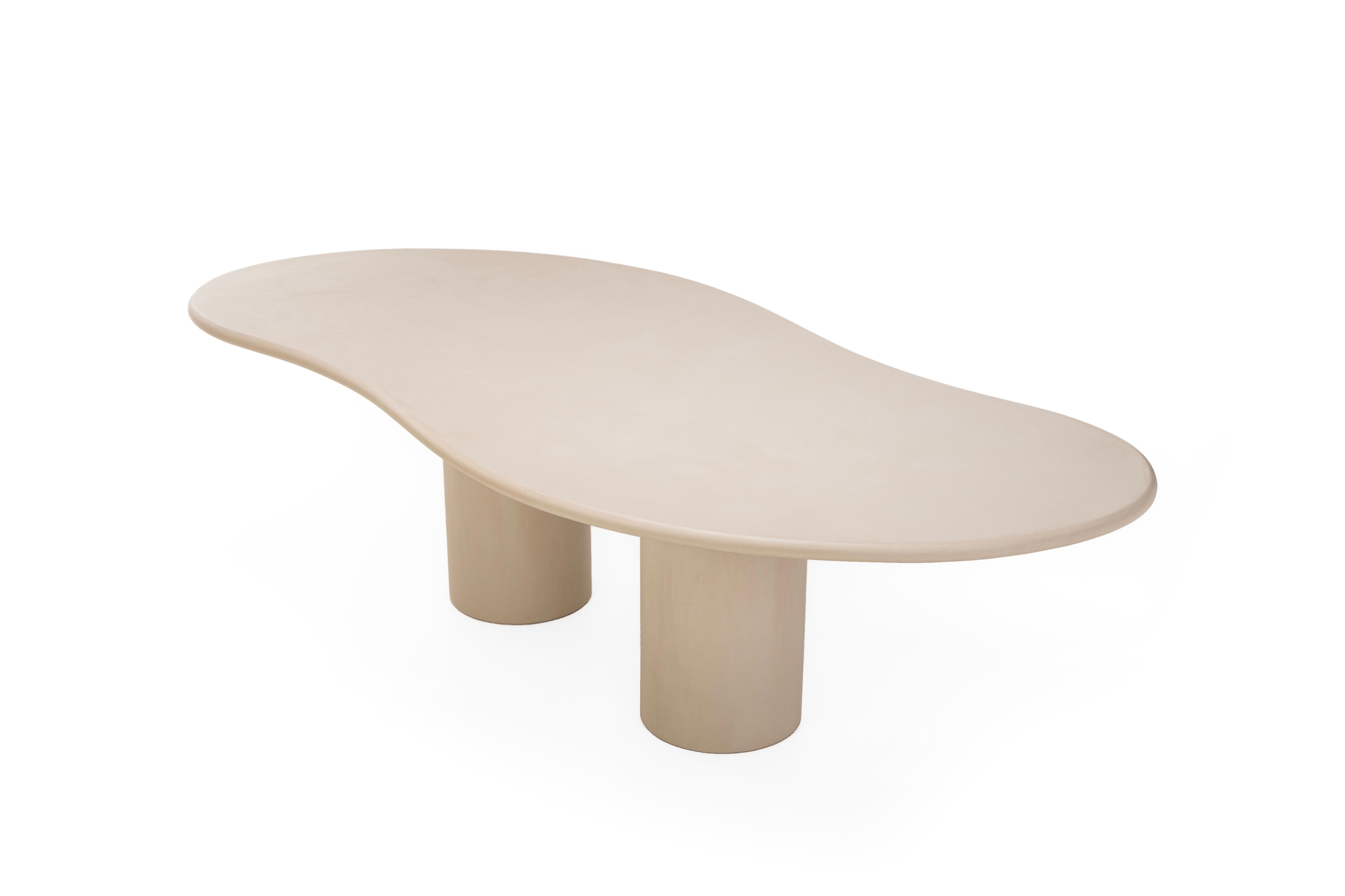 Design/One contemporain, table en plâtre naturel fabriquée à la main avec un caractère texturé et terreux.

Utilisation en intérieur (prix extérieur +10%)

Adjectif latin 