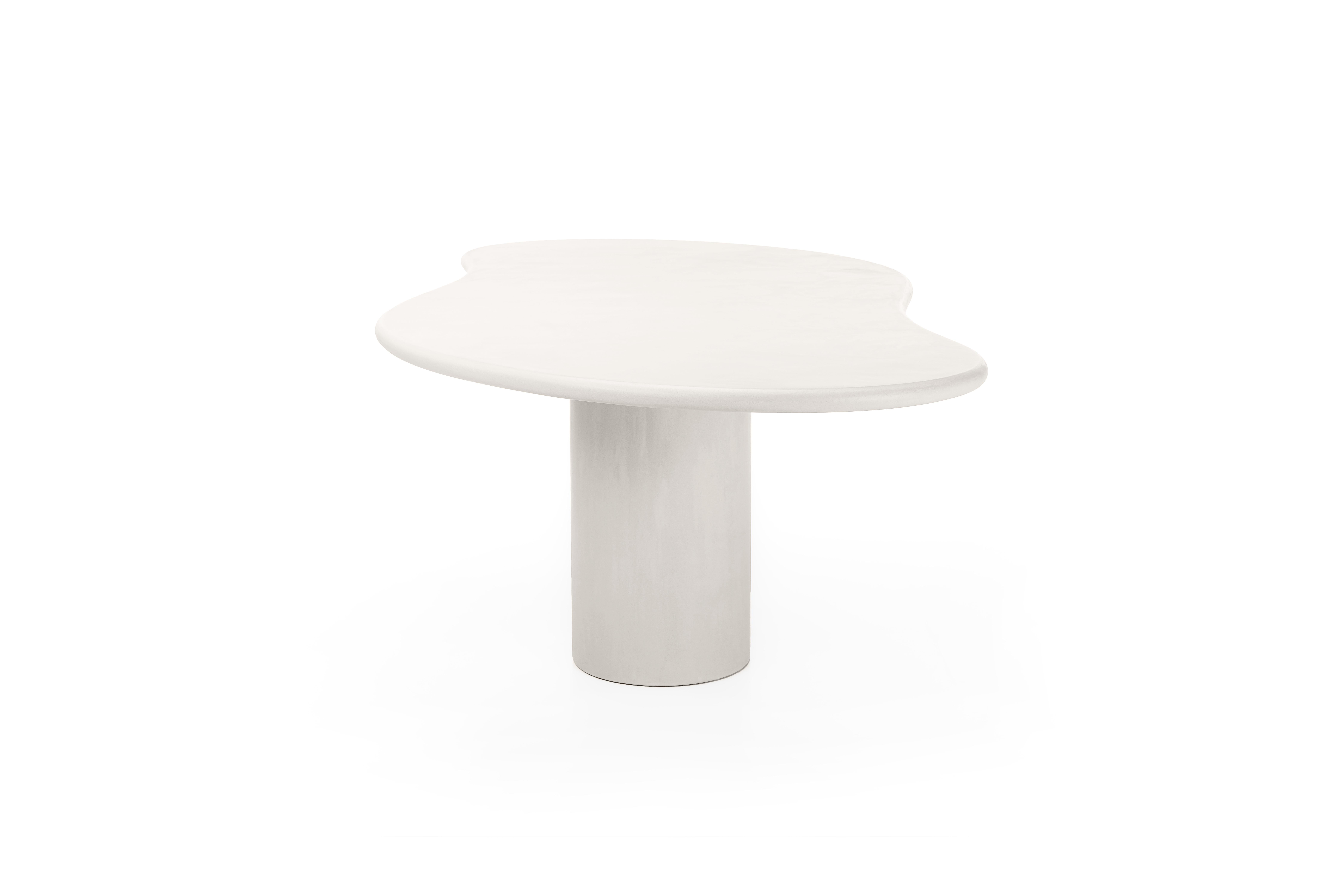 Design/One contemporain, table en plâtre naturel fabriquée à la main avec un caractère texturé et terreux. Il ne se tache pas et est très facile à entretenir. Contrairement à la pierre naturelle, la surface du plâtre a une température perçue très