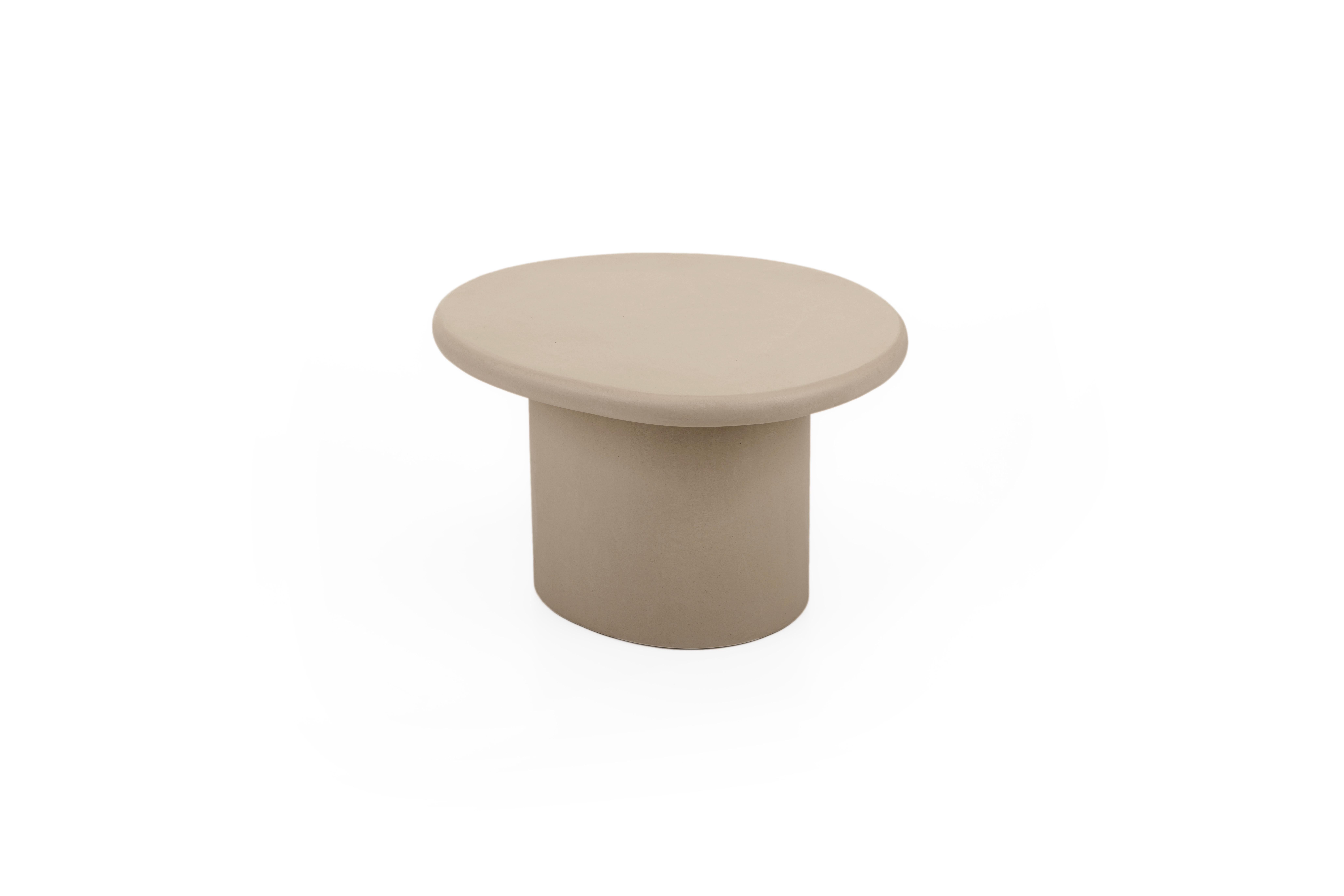 Design/One contemporain, table basse en plâtre naturel faite à la main avec un caractère texturé et terreux.

Utilisation en intérieur (prix extérieur +10%)

Le nom de la Collection S est une combinaison du mot néerlandais 