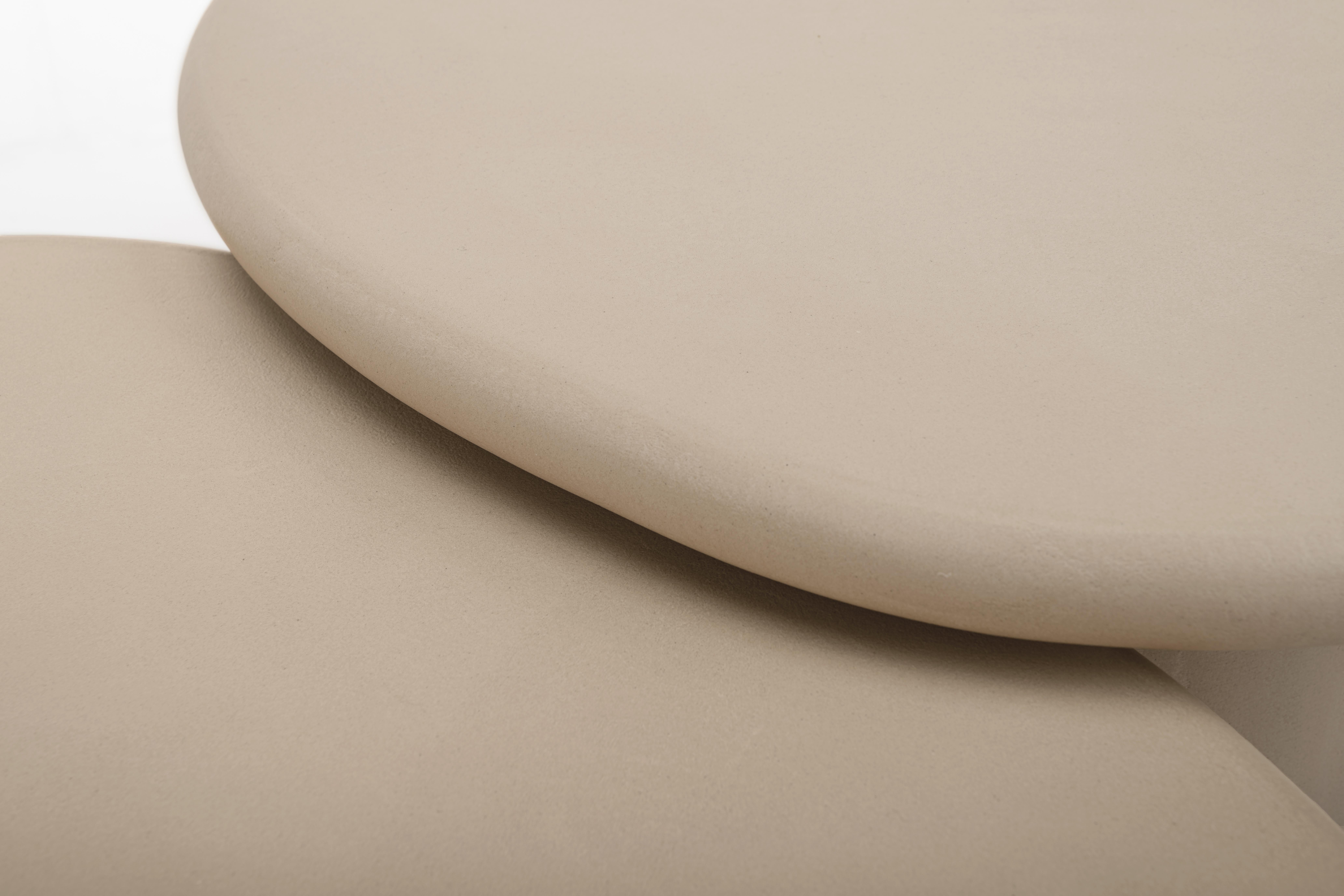 Table basse contemporaine en plâtre naturel organique 