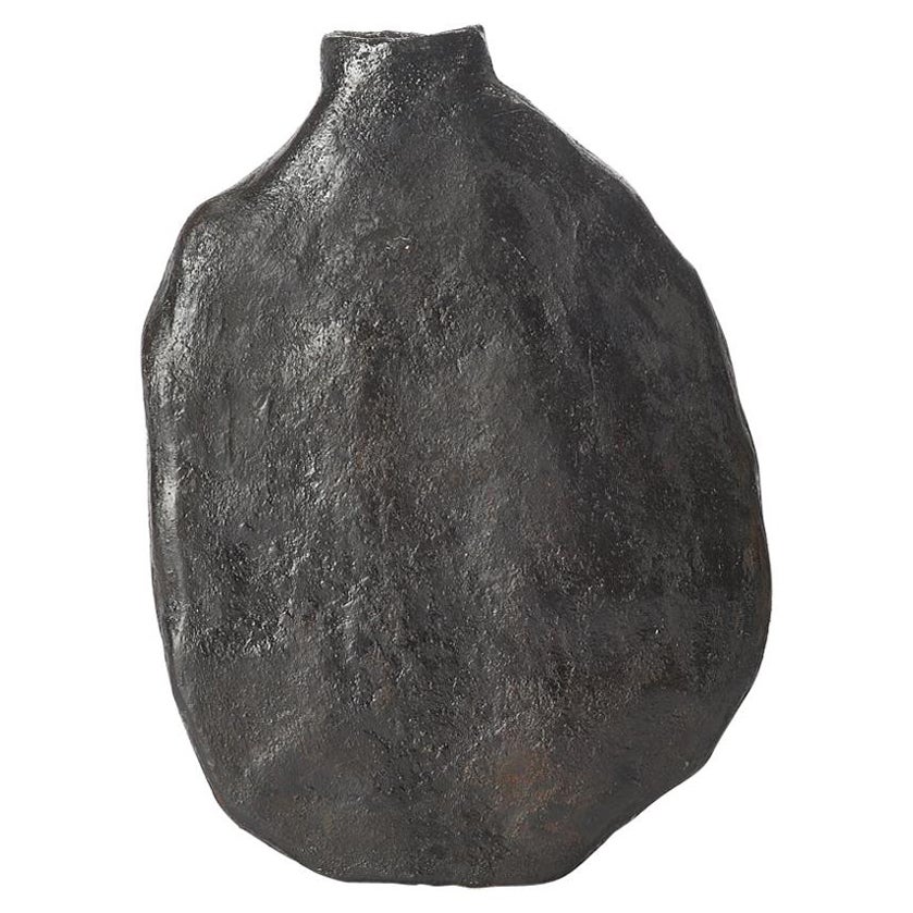 Vase contemporain de forme ovale organique en céramique noire unie de Willem Van Hooff