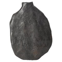 Jarrón contemporáneo de cerámica negra lisa, orgánico y ovalado, de Willem Van Hooff