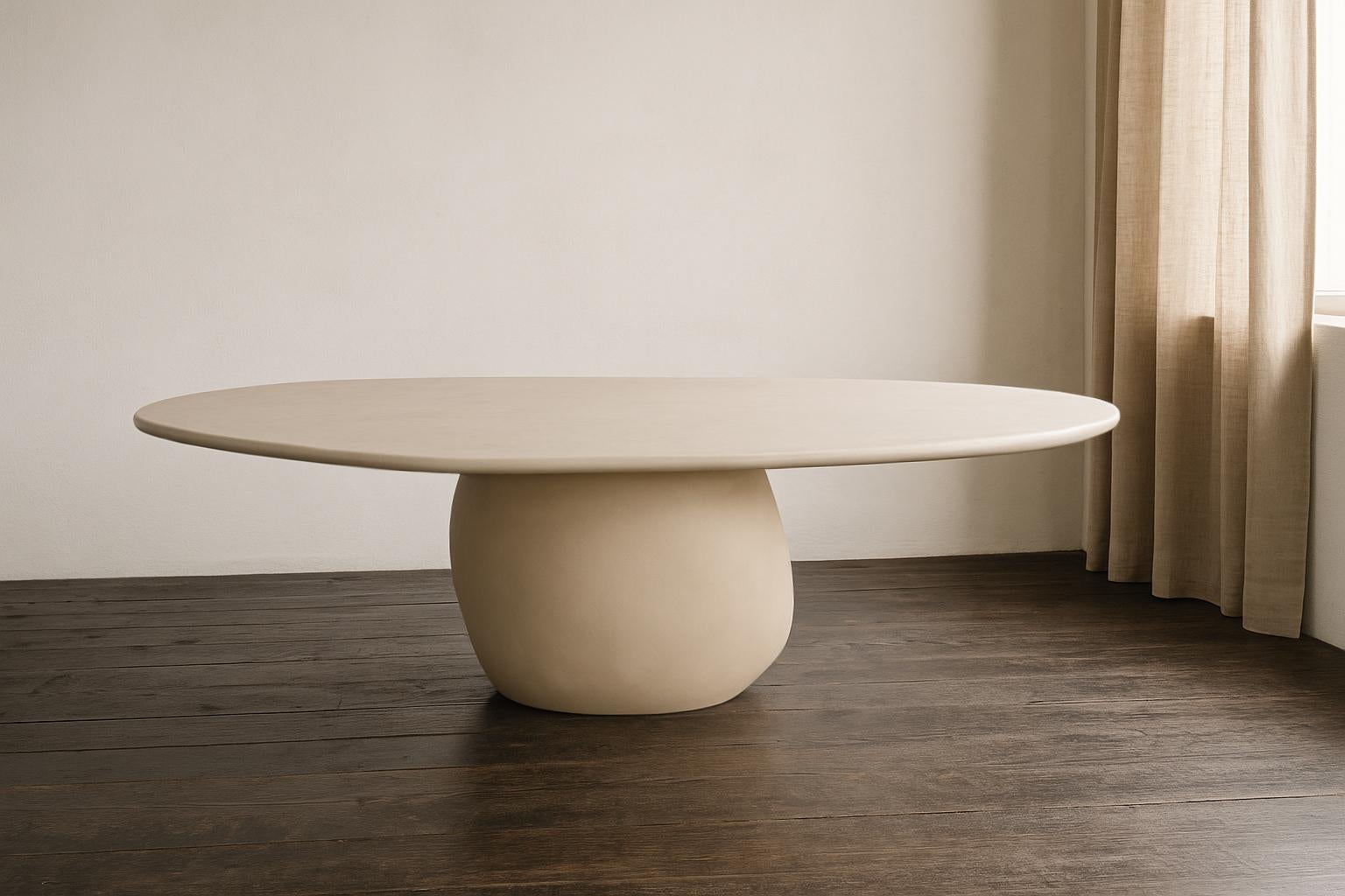Diseño belga contemporáneo. Tablero de forma orgánica con base en forma de roca. Mesa única de escayola natural hecha a mano con un carácter texturizado y terroso. No se mancha y es muy fácil de mantener. A diferencia de la piedra natural, la