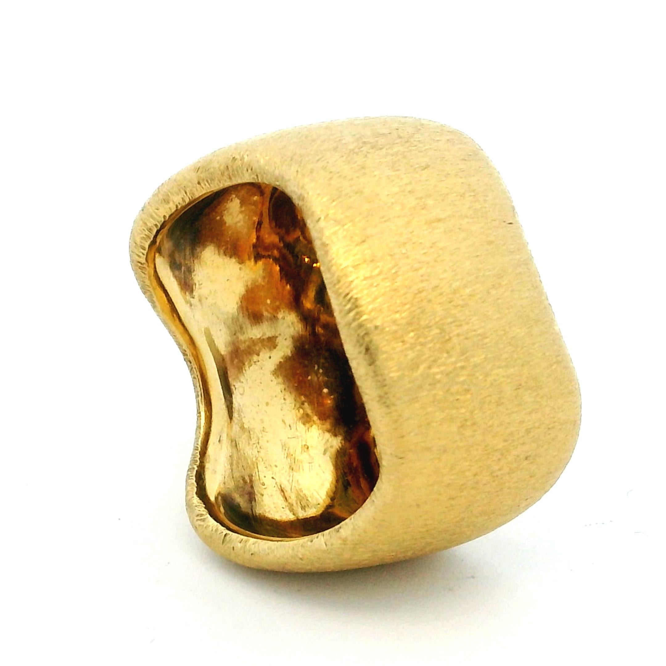 Bague sculpturale organique contemporaine en or jaune 18 carats avec finition mate satinée en vente 6