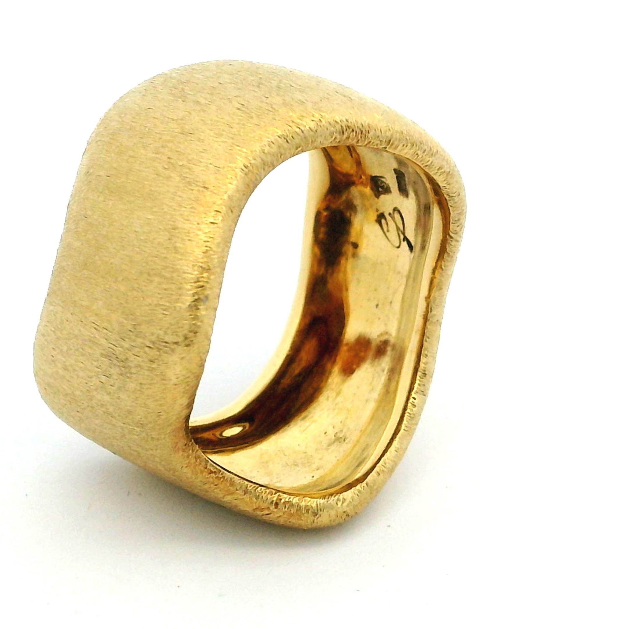 Bague sculpturale organique contemporaine en or jaune 18 carats avec finition mate satinée en vente 9