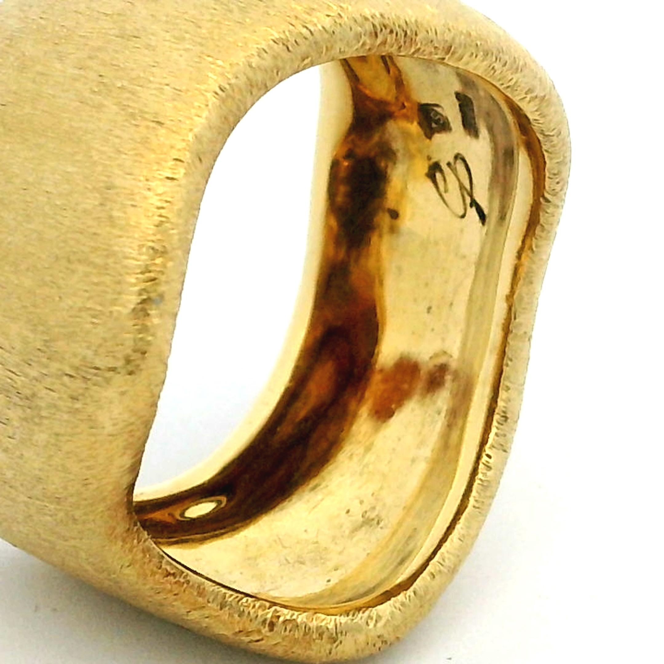 Bague sculpturale organique contemporaine en or jaune 18 carats avec finition mate satinée en vente 10