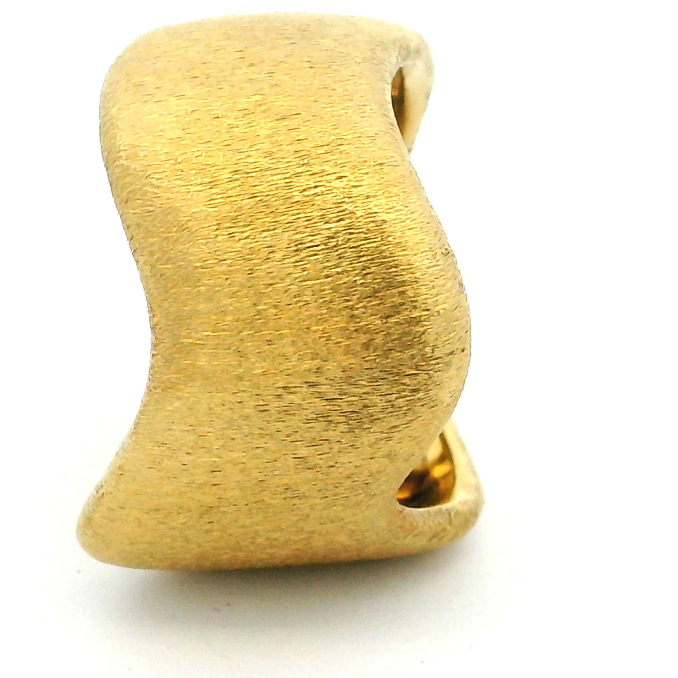 Bague sculpturale organique contemporaine en or jaune 18 carats avec finition mate satinée en vente 11