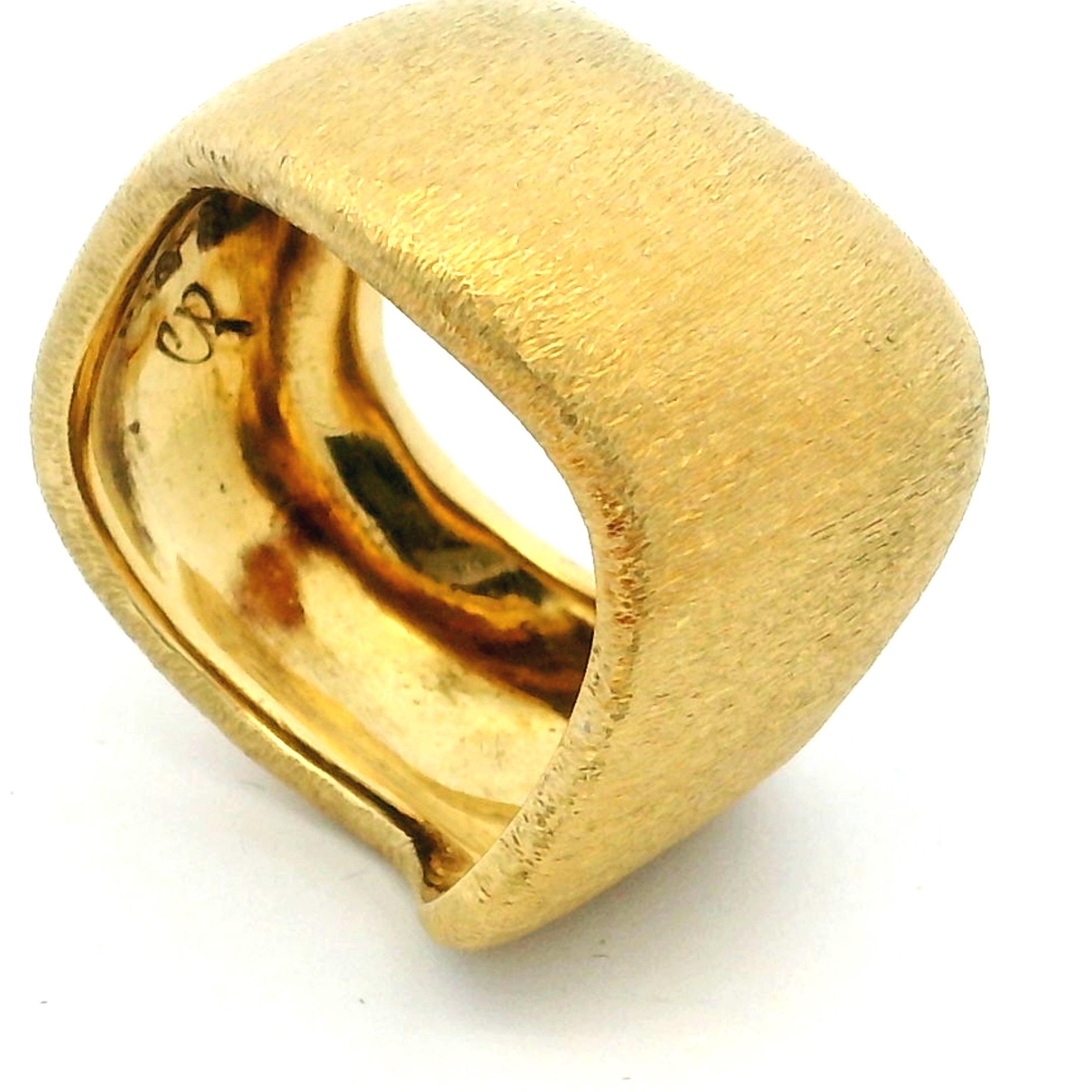 Bague sculpturale organique contemporaine en or jaune 18 carats avec finition mate satinée en vente 12