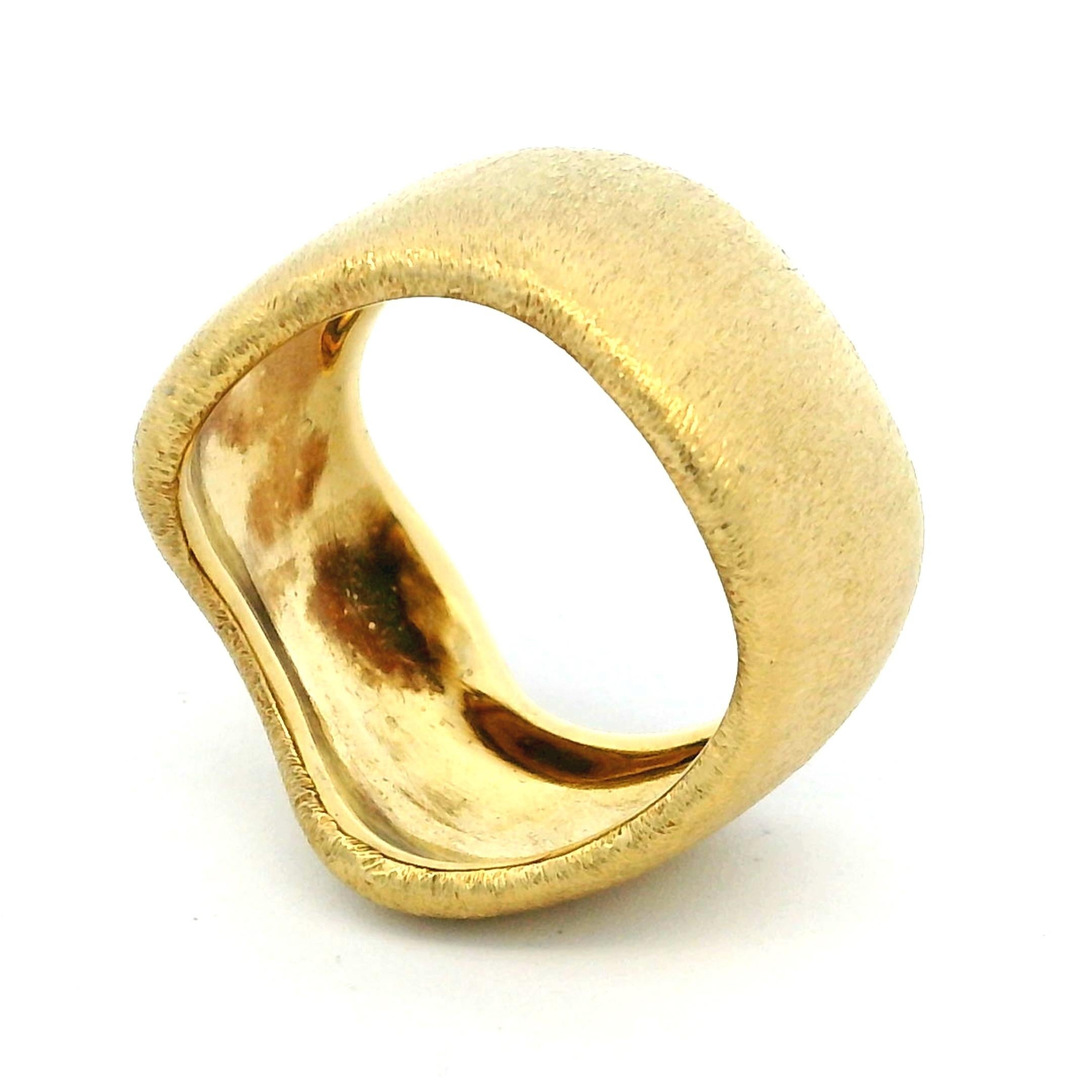 Cette bague contemporaine, qui met en valeur l'harmonie entre la forme et le matériau, est réalisée en or jaune 18 carats massif et dotée d'une texture douce et mate comme du satin. Le design présente une silhouette organique et ondulante aux