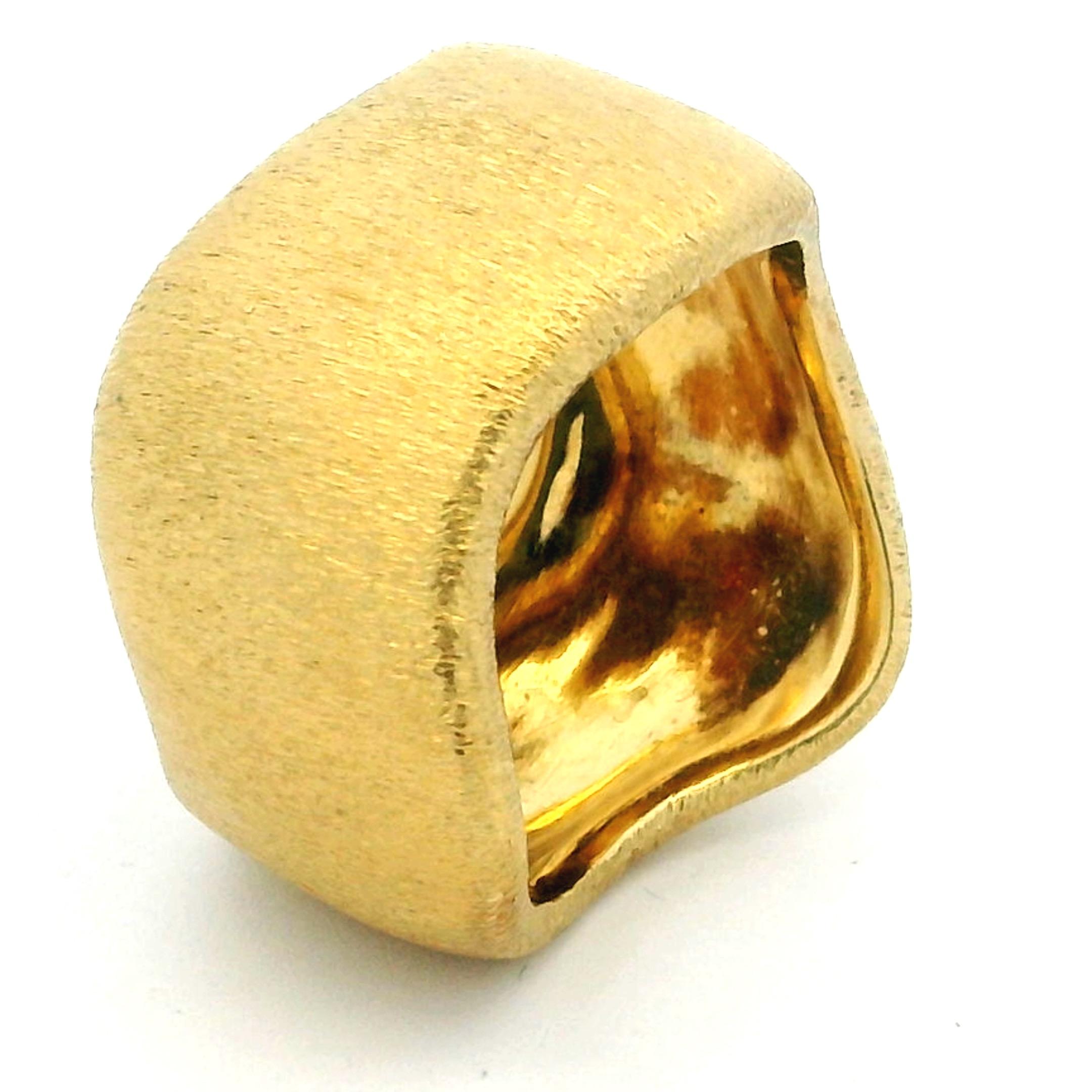 Bague sculpturale organique contemporaine en or jaune 18 carats avec finition mate satinée en vente 15