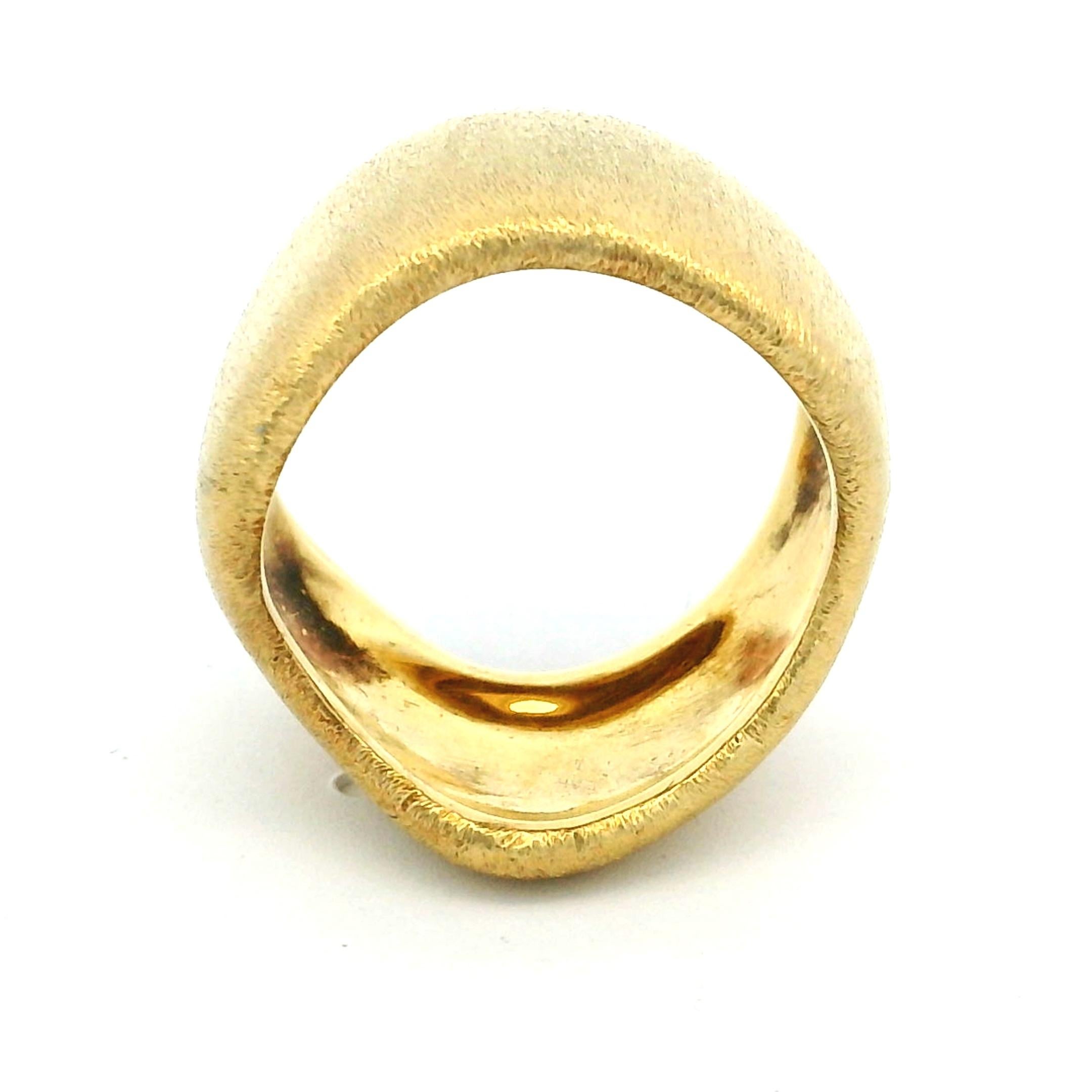 Contemporain Bague sculpturale organique contemporaine en or jaune 18 carats avec finition mate satinée en vente