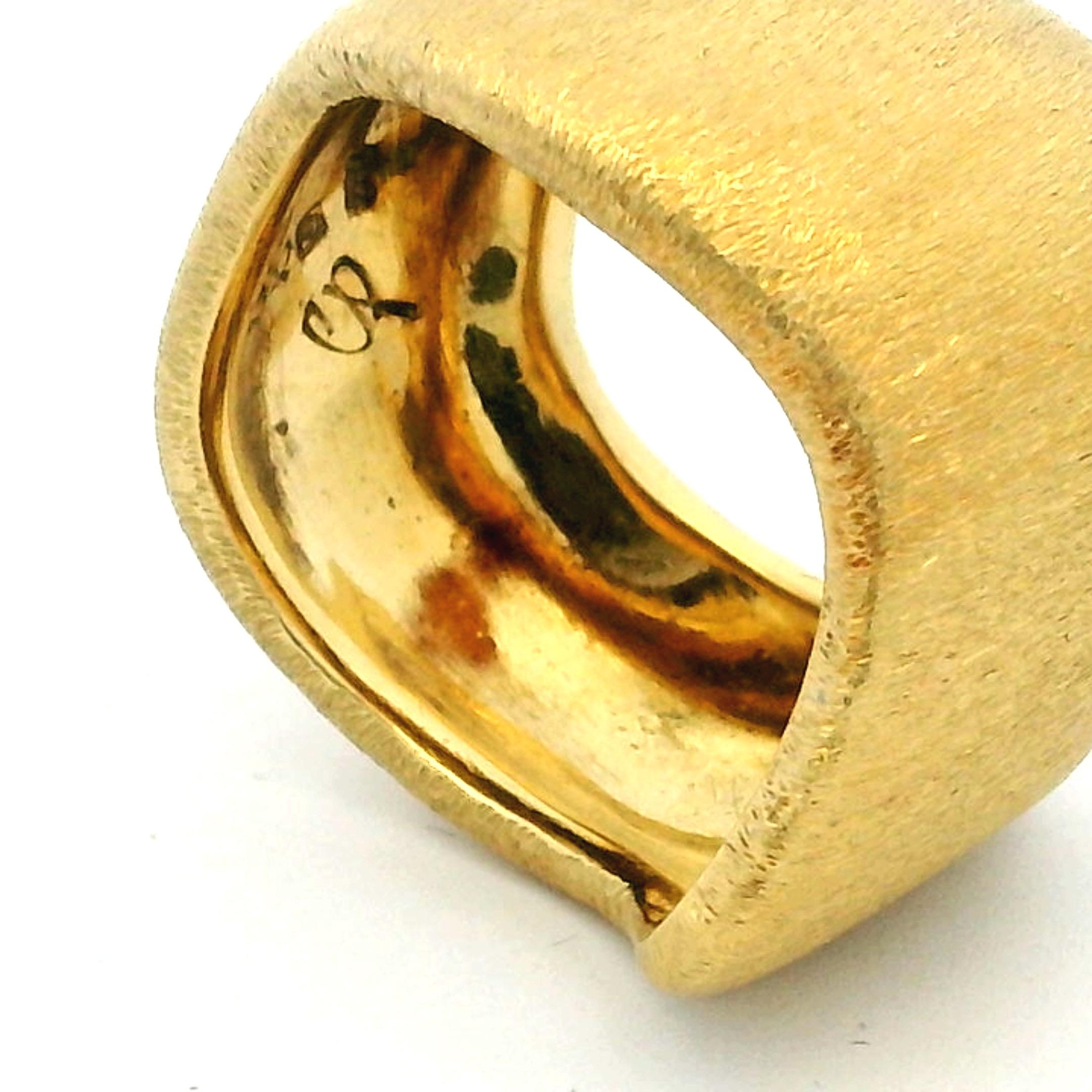 Bague sculpturale organique contemporaine en or jaune 18 carats avec finition mate satinée en vente 3