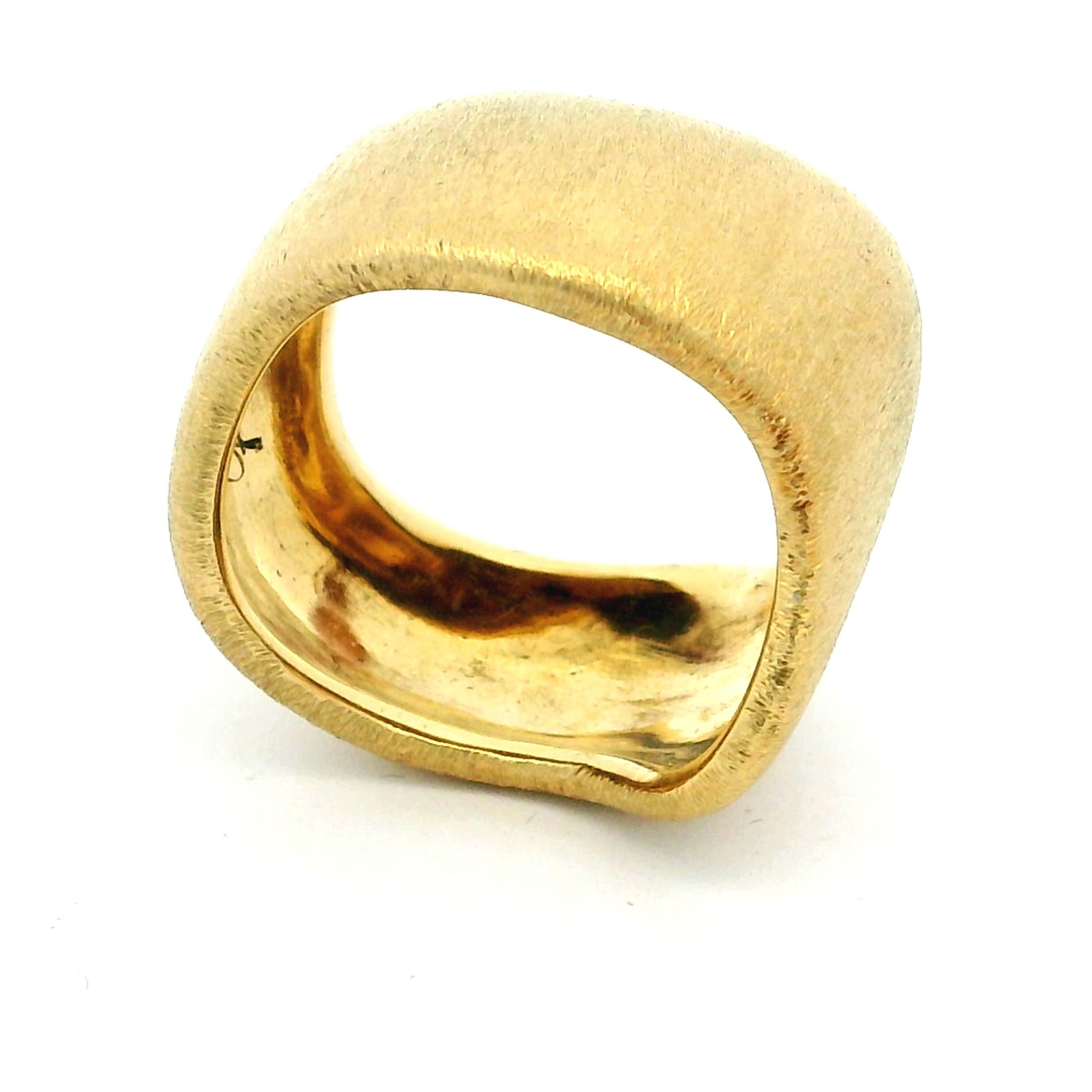 Bague sculpturale organique contemporaine en or jaune 18 carats avec finition mate satinée en vente 4