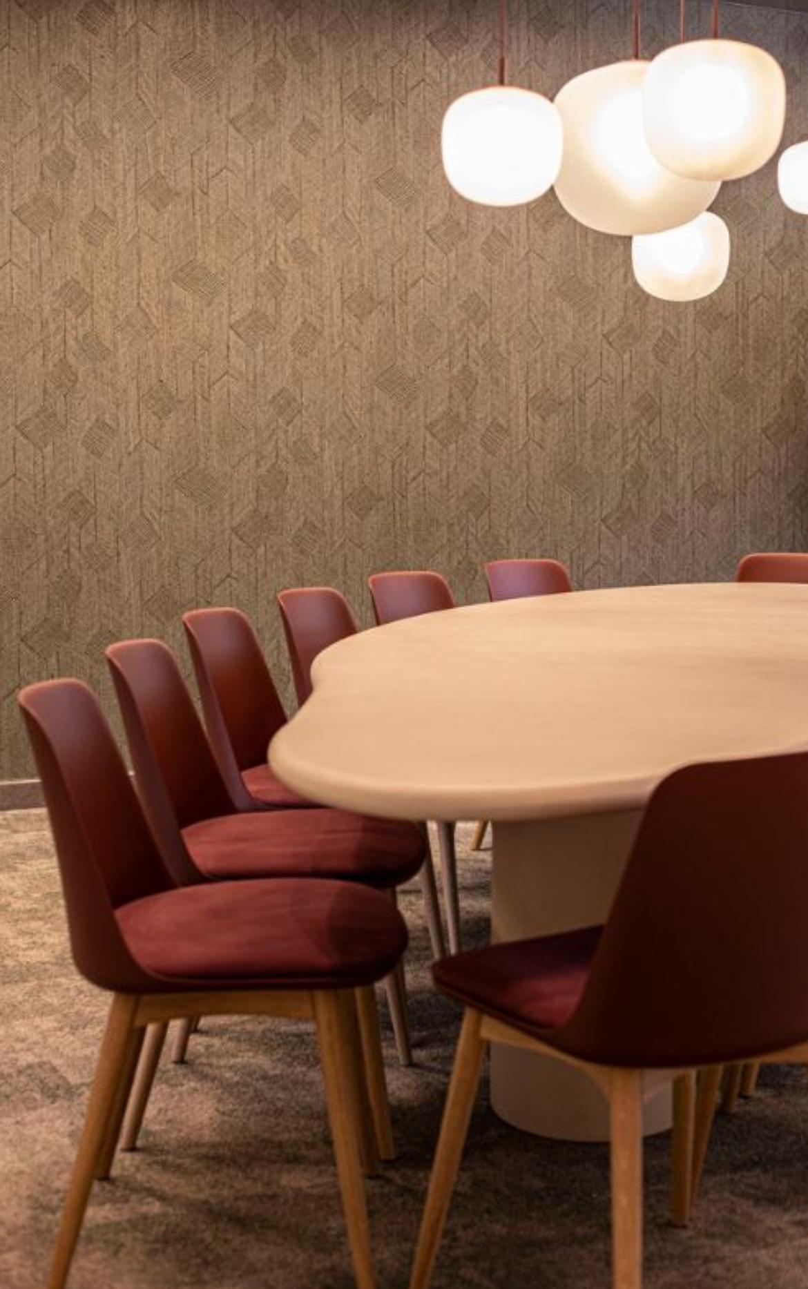 Tavolo da pranzo/conferenza dal design belga contemporaneo, realizzato a mano in gesso naturale con un carattere strutturato e terroso.

Uso interno (prezzo esterno +10%)

Questo tavolo è realizzato a mano con più strati di Mortex® su una base di
