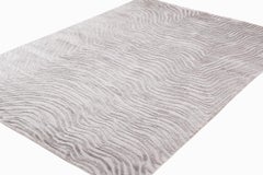 Tappeto organico contemporaneo con texture grigio argento Trintinara di Joseph Carini