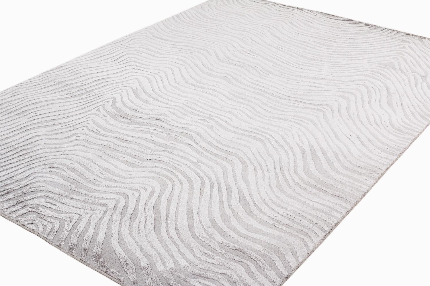 Moderno Tappeto organico contemporaneo con texture grigio argento Trintinara di Joseph Carini in vendita