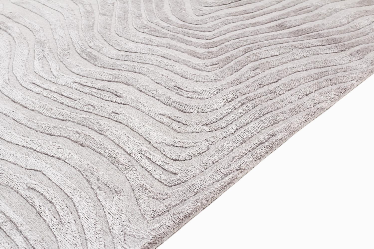 Tessuto a mano Tappeto organico contemporaneo con texture grigio argento Trintinara di Joseph Carini in vendita