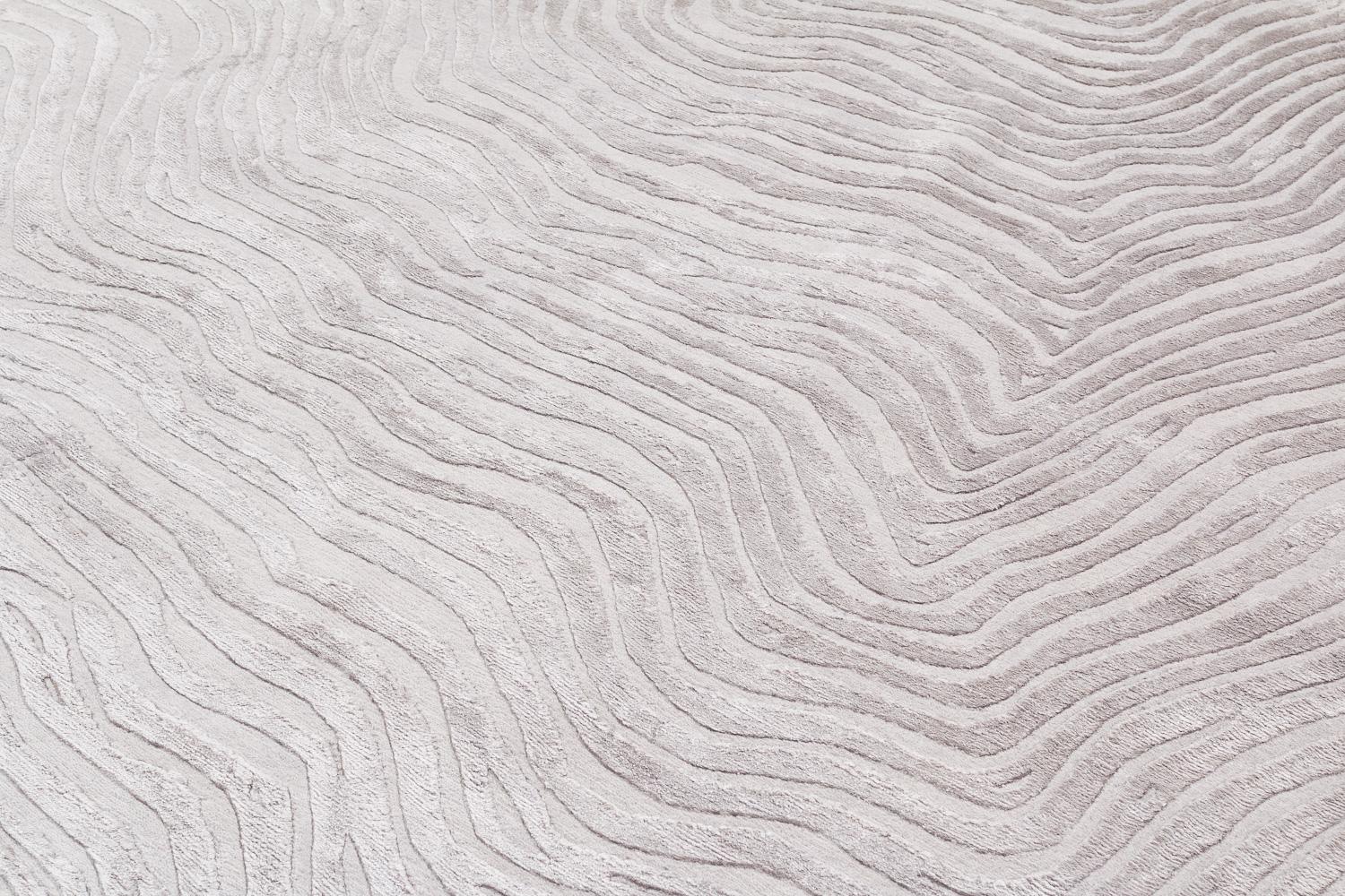 Tappeto organico contemporaneo con texture grigio argento Trintinara di Joseph Carini In condizioni Nuovo in vendita a New York, NY