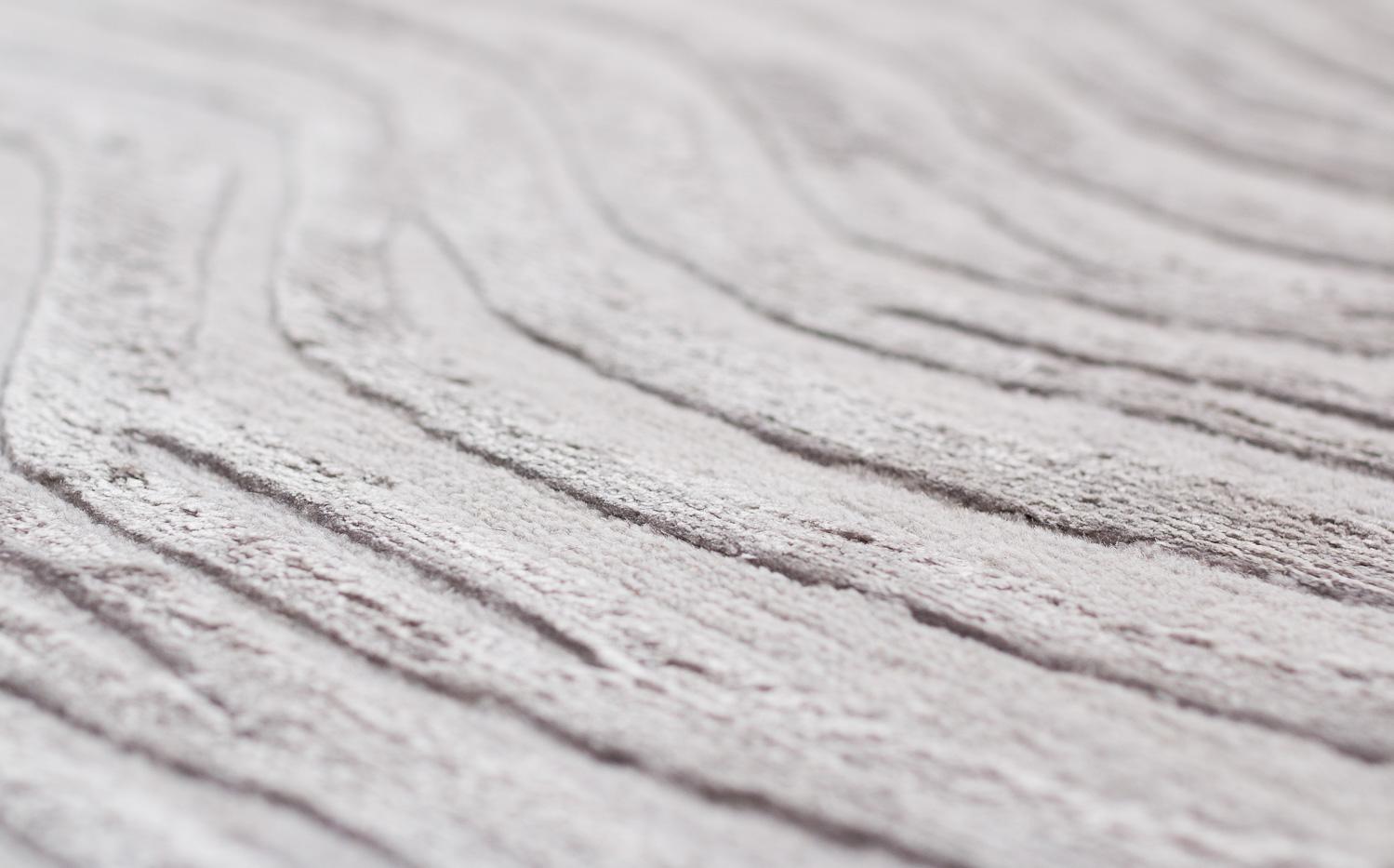 XXI secolo e contemporaneo Tappeto organico contemporaneo con texture grigio argento Trintinara di Joseph Carini in vendita