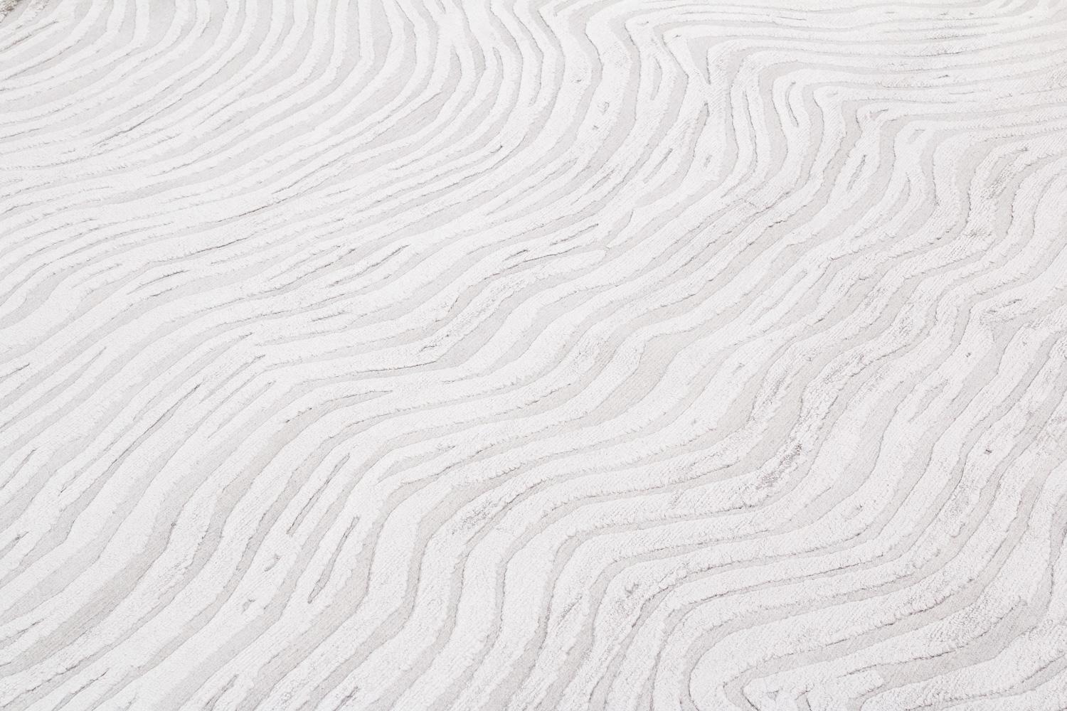 Tappeto organico contemporaneo con texture grigio argento Trintinara di Joseph Carini in vendita 1