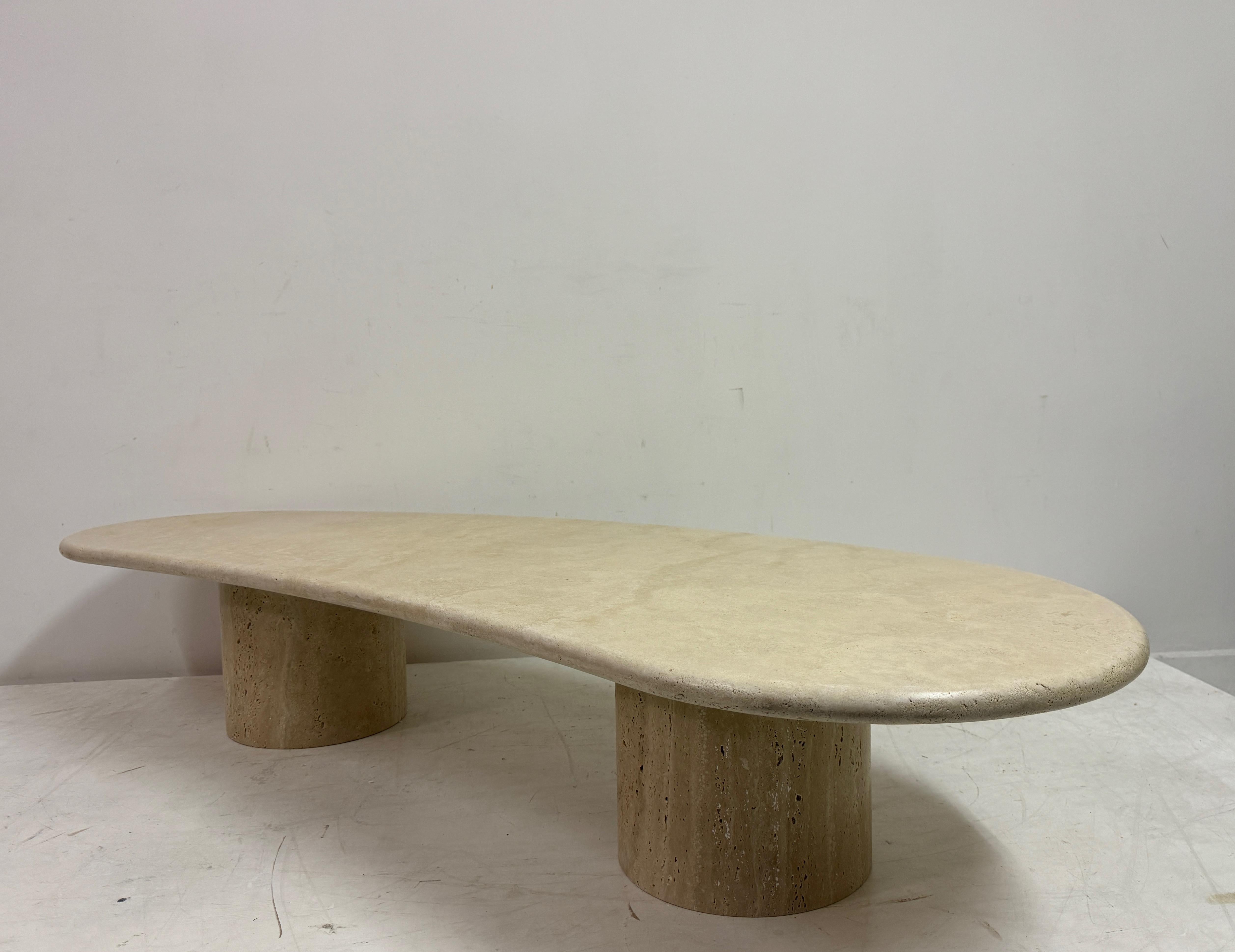 Table basse contemporaine en travertin italien de forme organique en vente 7