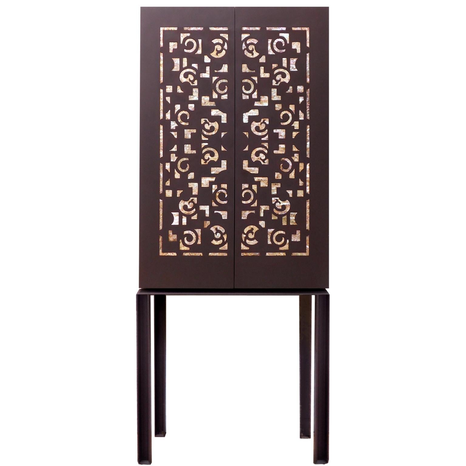 Oriental Cabinet with Mother of Pearl im Angebot
