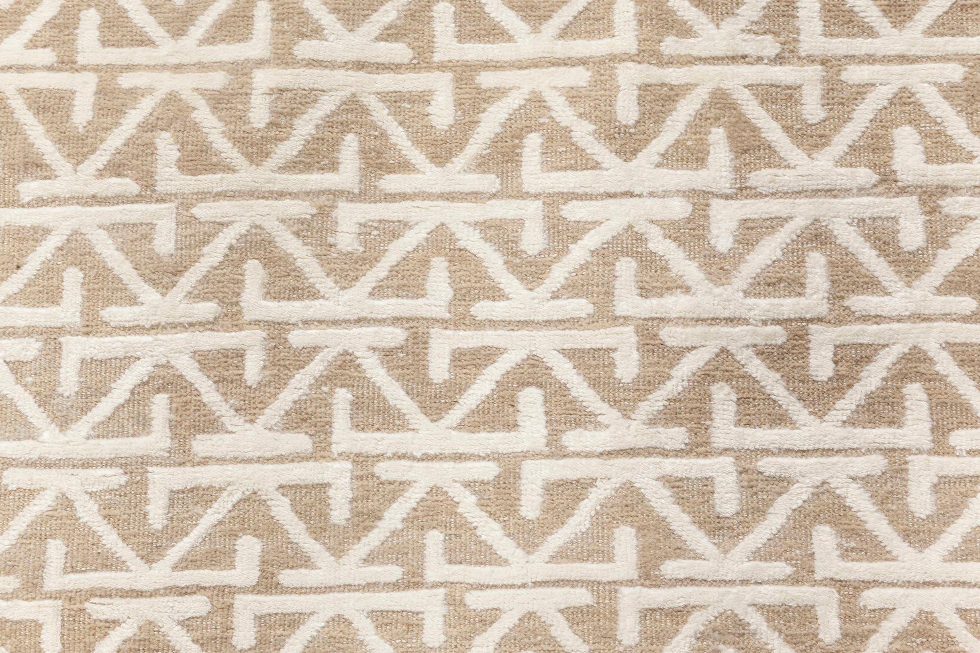 Zeitgenössischer orientalisch inspirierter Teppich in Beige und Weiß von Doris Leslie Blau.
Größe: 10'9