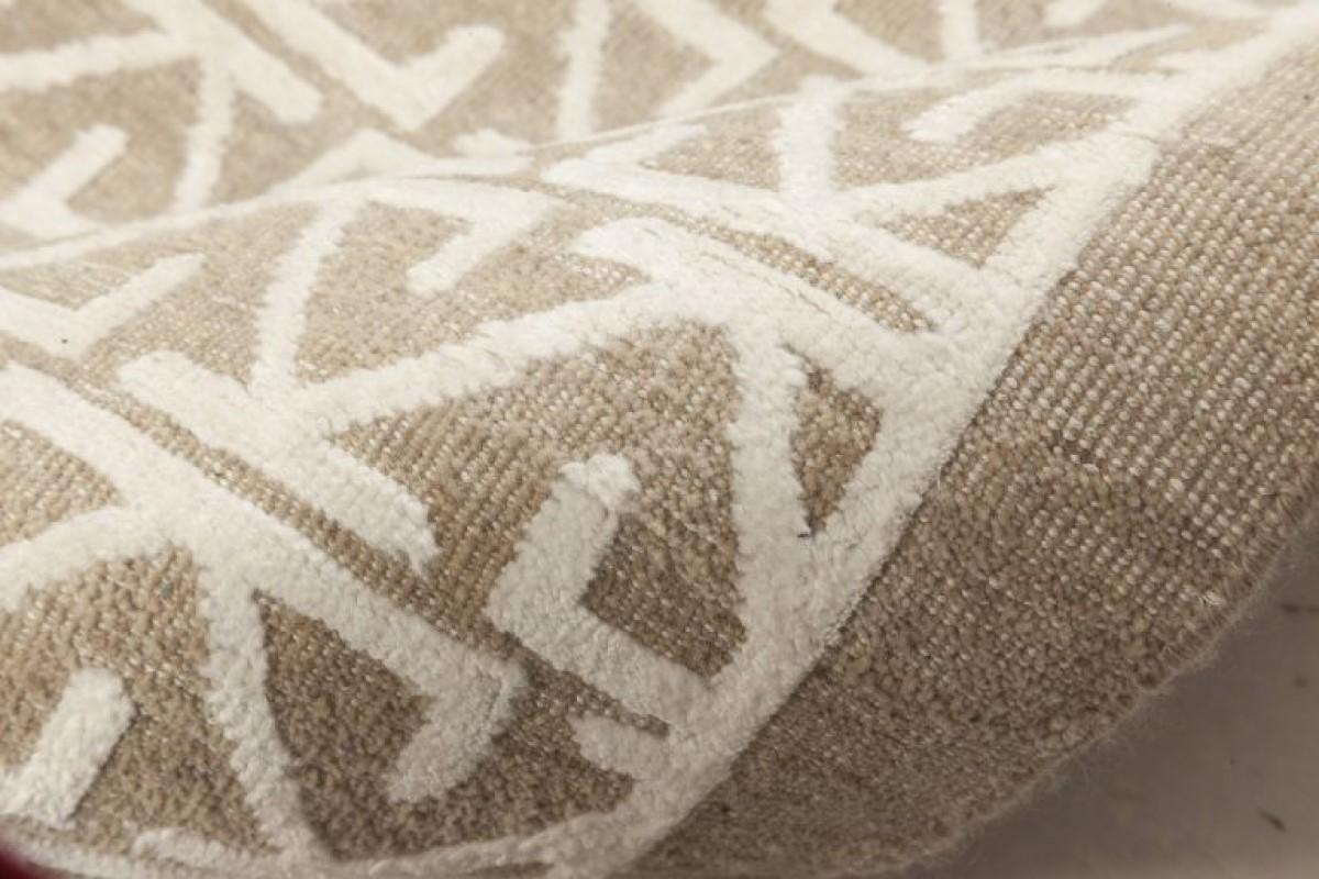 Moderne Tapis beige et blanc d'inspiration orientale contemporaine par Doris Leslie Blau en vente