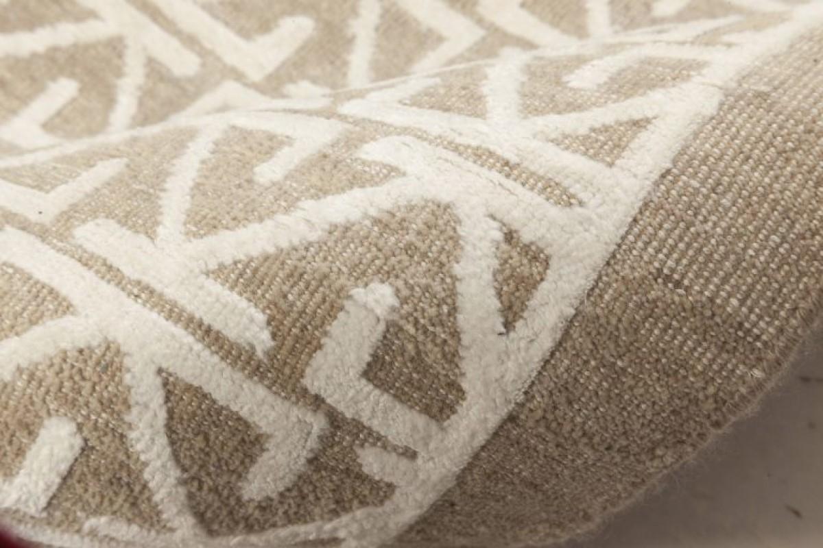 Moderne Tapis beige et blanc d'inspiration orientale contemporaine par Doris Leslie Blau en vente