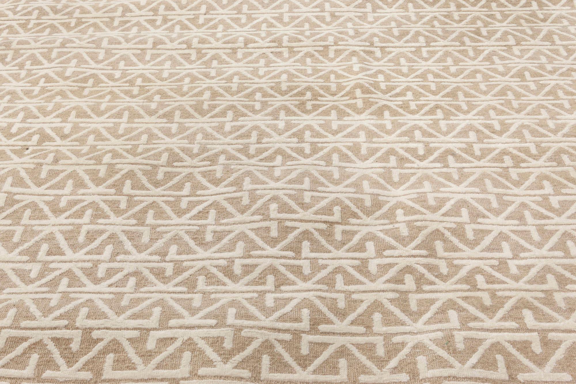 Indien Tapis beige et blanc d'inspiration orientale contemporaine par Doris Leslie Blau en vente