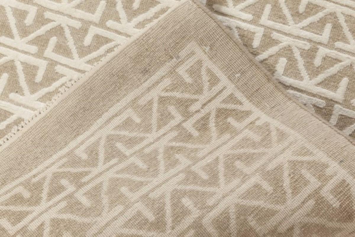 Contemporary Oriental Inspired Beige and White Rug von Doris Leslie Blau im Zustand „Neu“ im Angebot in New York, NY