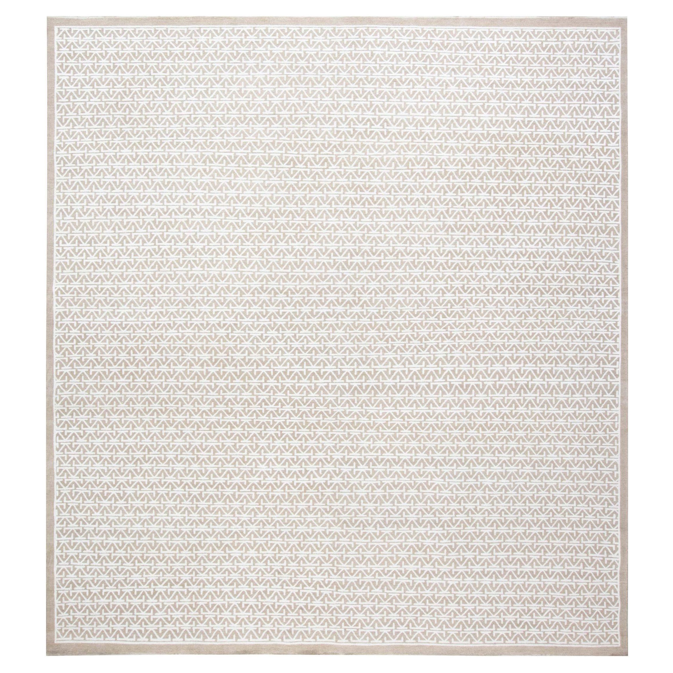 Tapis beige et blanc d'inspiration orientale contemporaine par Doris Leslie Blau en vente