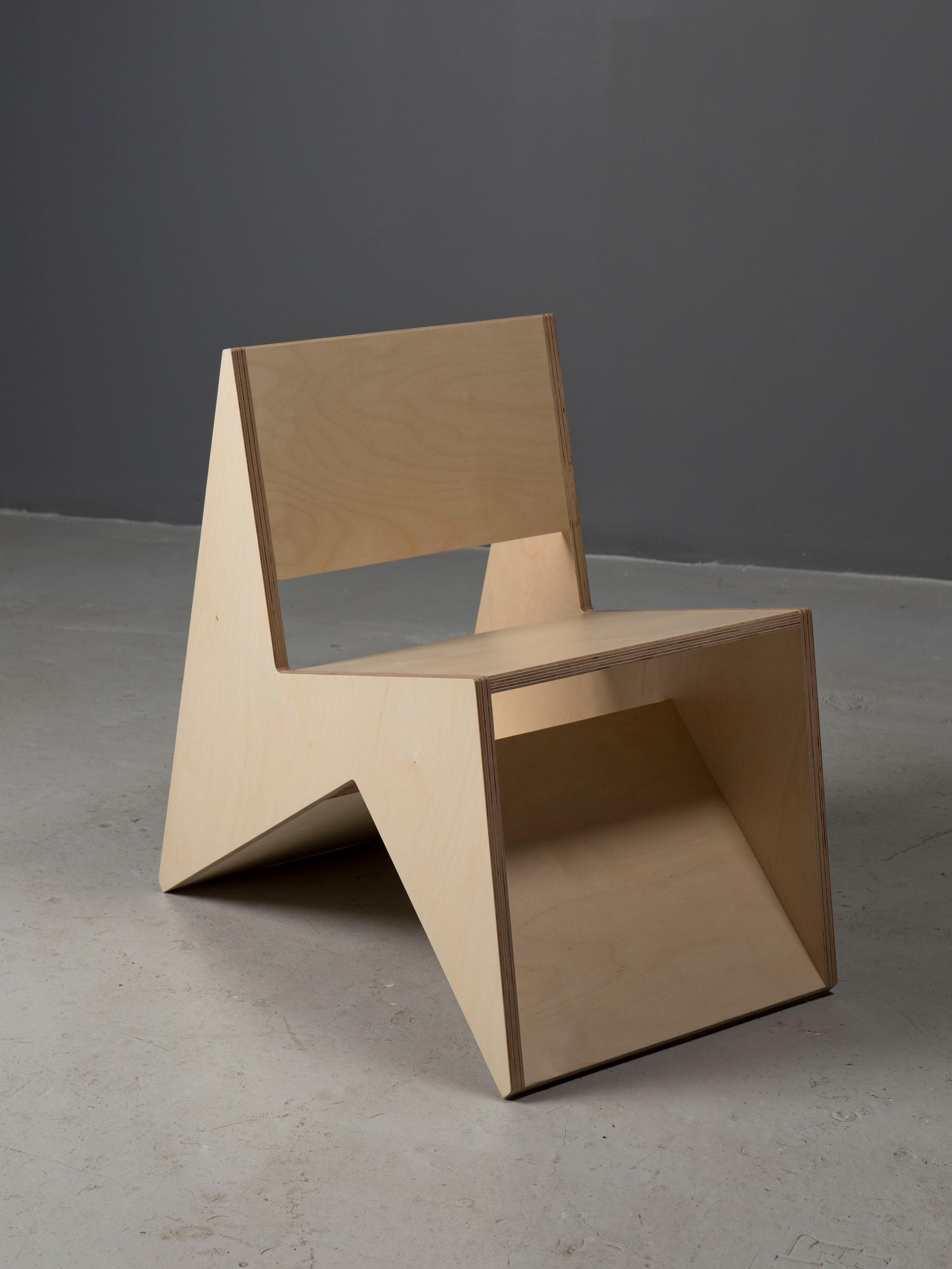 Magnifiquement fabriquée, avec des contours géométriques forts, la chaise 