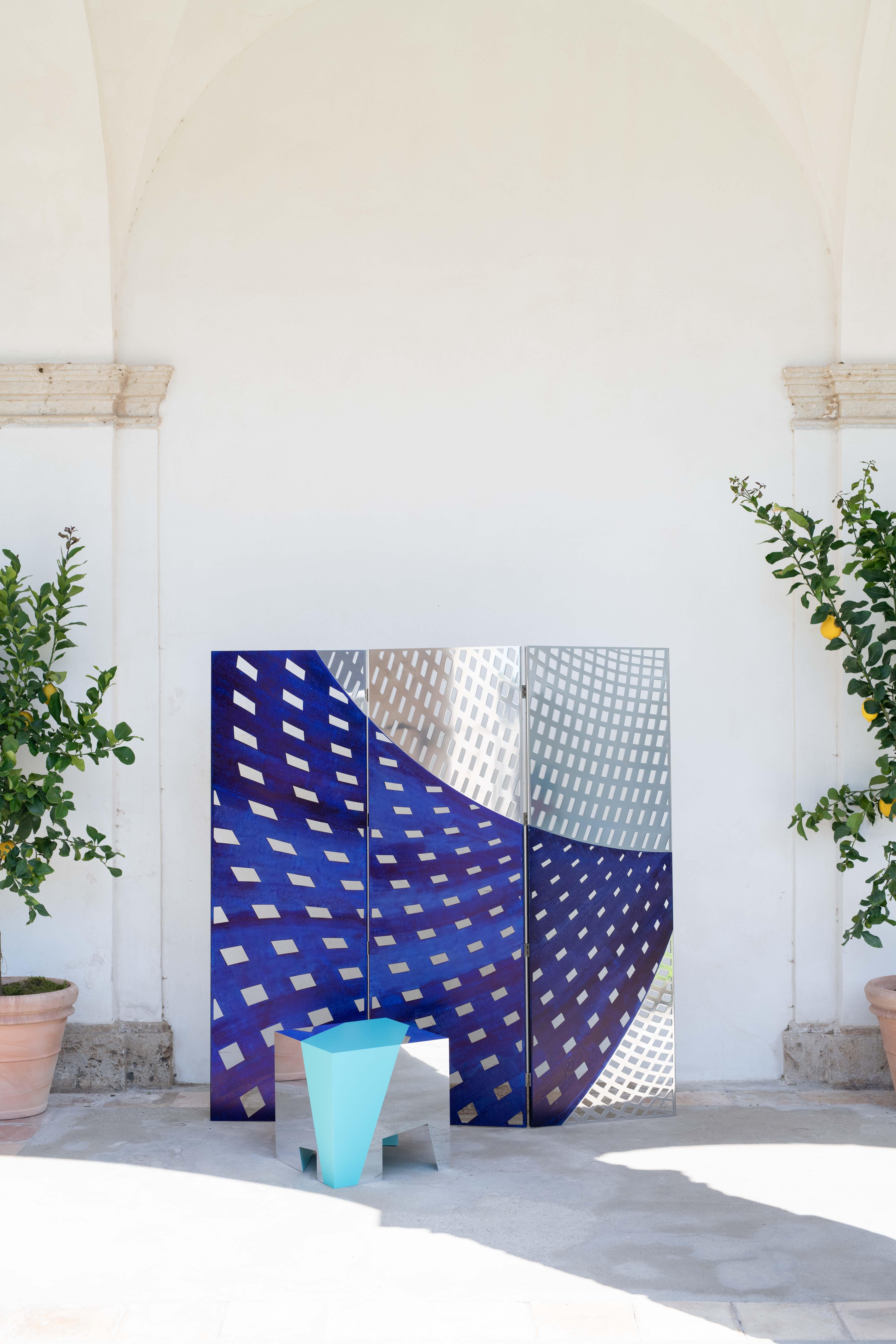 L'écran Otto, conçu par Doriana et Massimiliano Fuksas, est l'un des protagonistes de cette collection spéciale : les finitions en miroir qui reflètent les couleurs de la mer, les vagues bleu de Prusse et la matérialité de l'aluminium pur