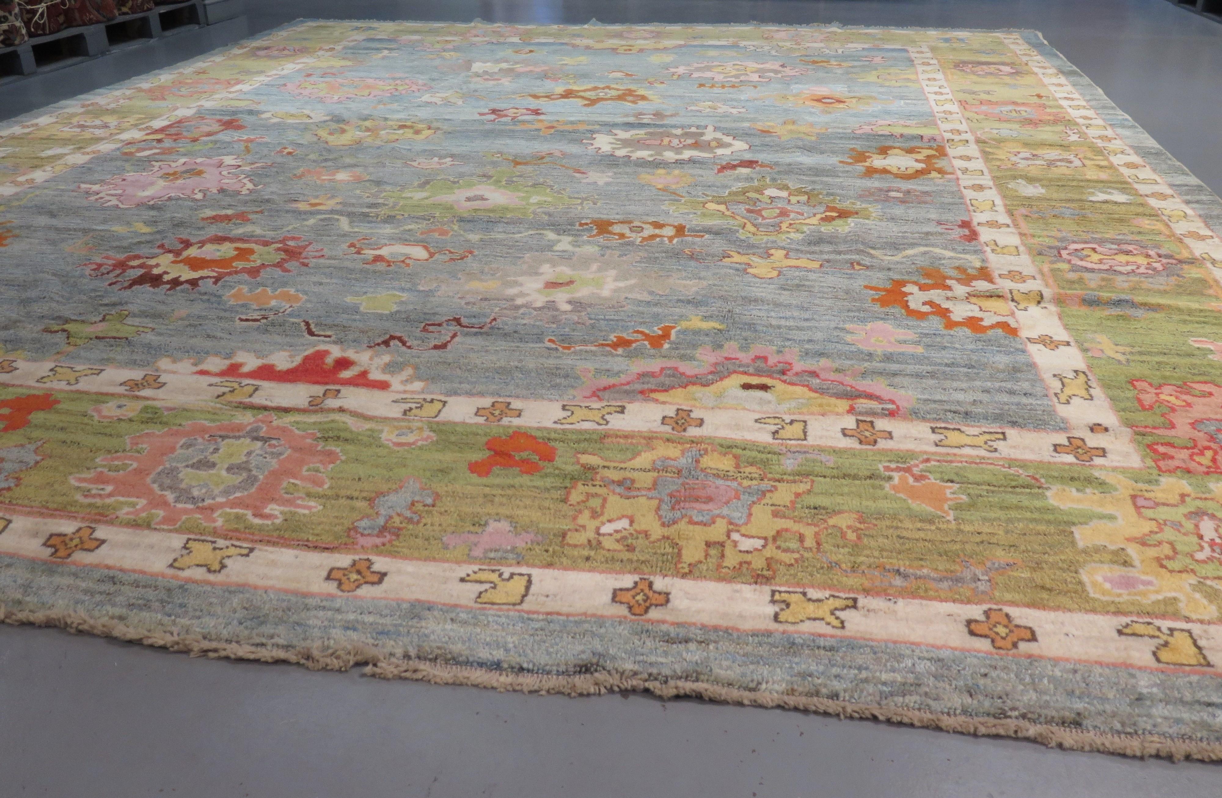 Magnifique tapis Oushak, tissé à la main en Turquie avec de la laine lustrée et des couleurs teintées dans la masse. Une interprétation moderne des tapis Oushak du XIXe siècle avec un dessin à grande échelle et une variété harmonieuse de couleurs