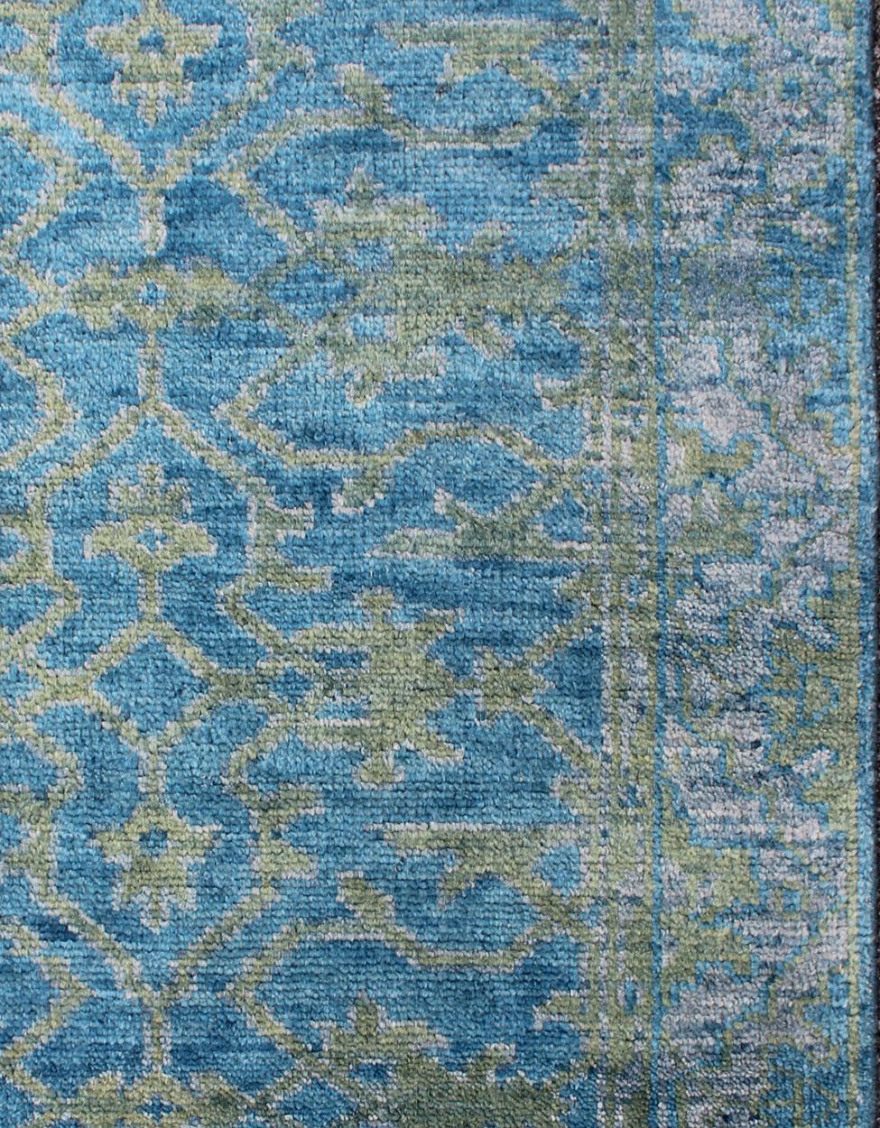 Keivan Woven Arts, OB-103433373, Zeitgenössischer Oushak-Design-Teppich 
Maße: 4' X 6'
Dieser handgeknüpfte Oushak-Teppich ist in Grün, Silbergrau und Blau gehalten.