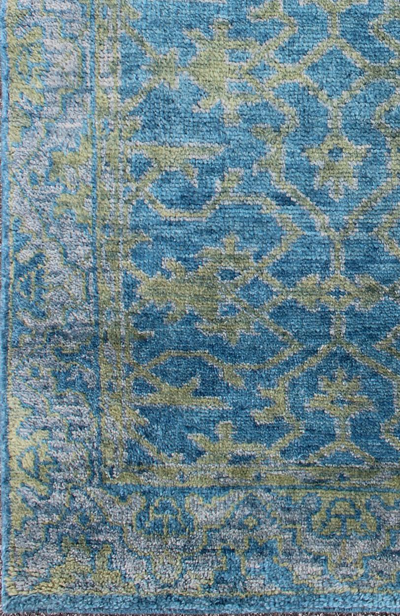 Zeitgenössischer Oushak-Design-Teppich in Blau, Grau und Gelbgrün (Indisch) im Angebot